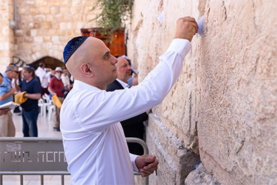 Javid prays at Jerusalem’s Wailing Wall