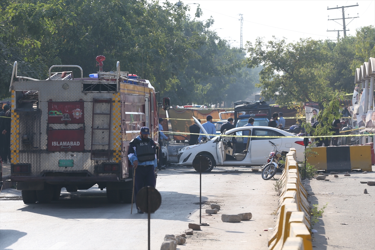 Suicide bombing kills 12 outside Islamabad Court Complex