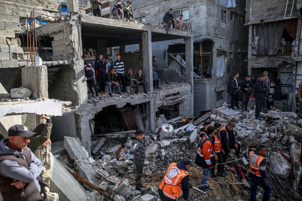 Palestinians killed in Gaza as Israel accused of ceasefire breaches; journalists detained in West Bank