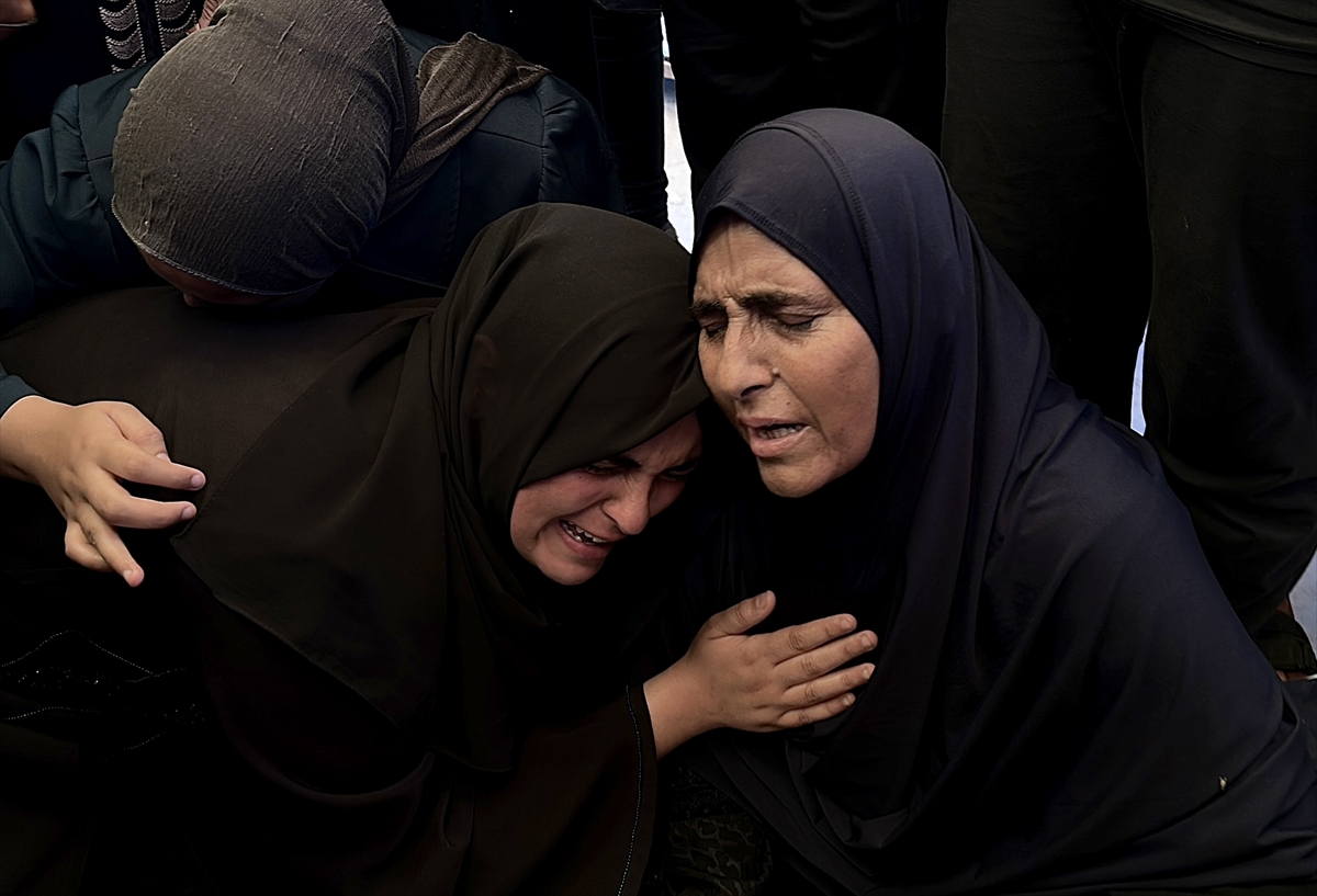 Israeli forces kill 2 Palestinians in Gaza & 2 civilians in Lebanon