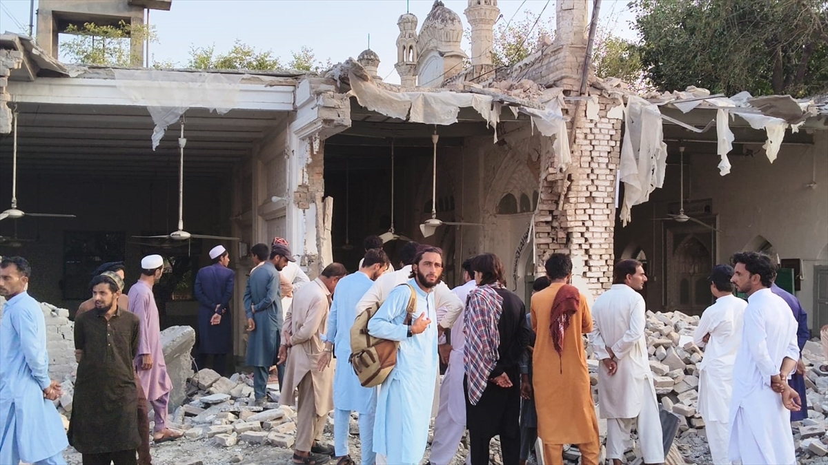 Suicide attack on Pakistan police compound kills at least 21