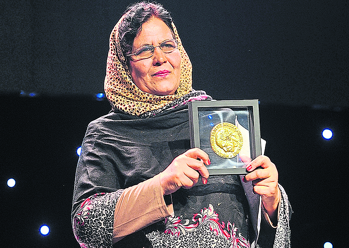 Afghan refugee teacher wins United Nations award