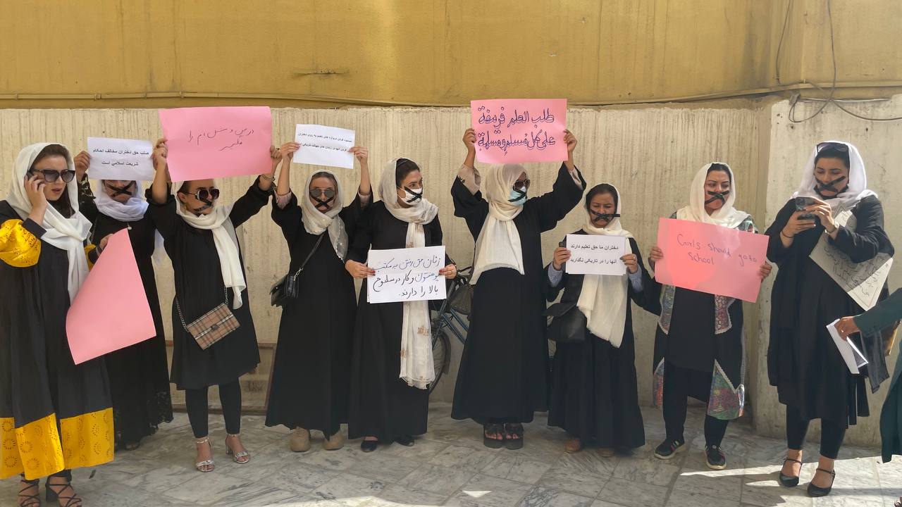 Afghanistan: Women stage ‘silent protest’ in support of girls’ education