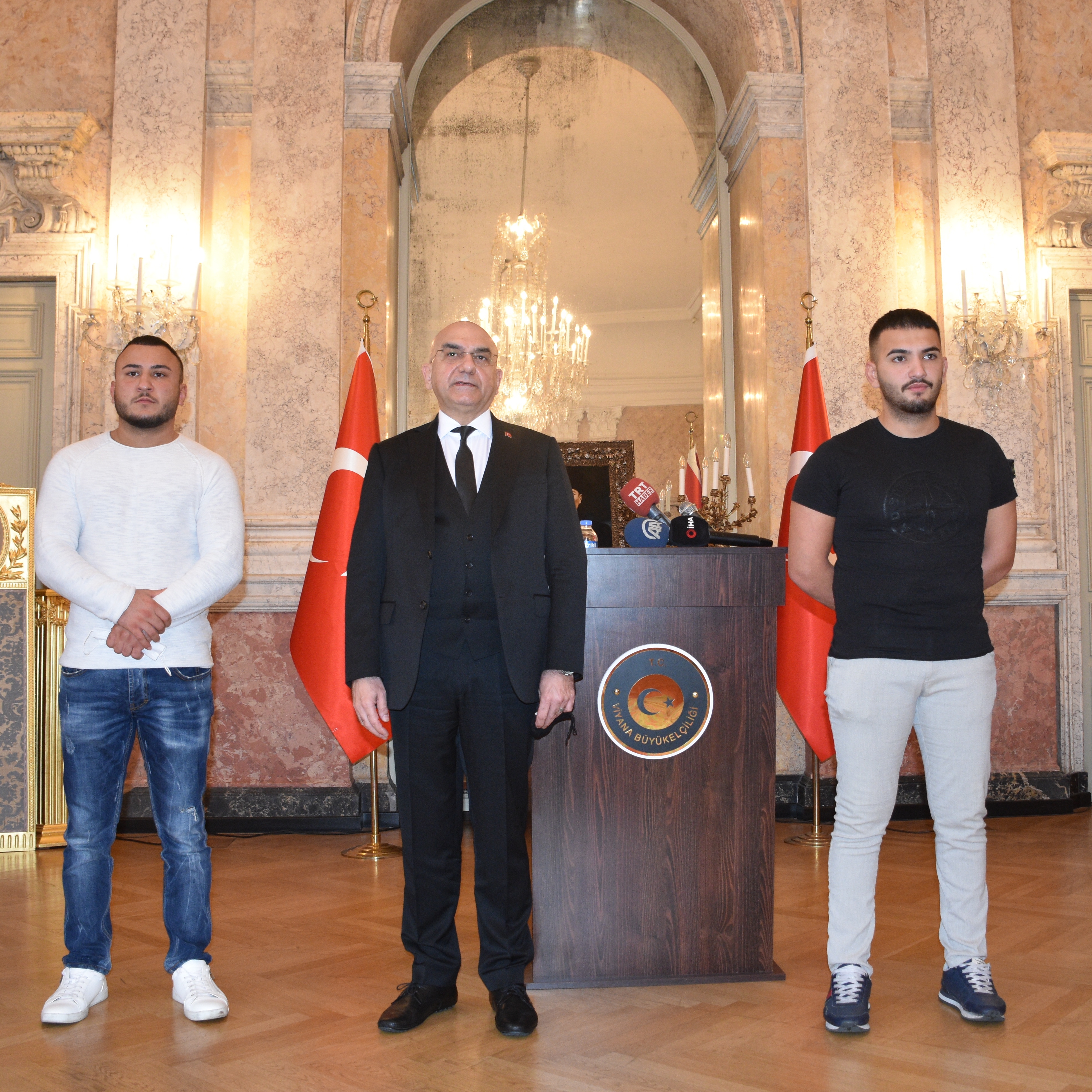 Austria: Palestinian saves Austrian policeman in Vienna terror attack