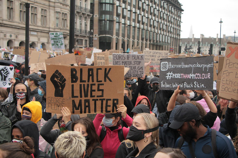 UK: Protesters topple slave trader statue in Bristol