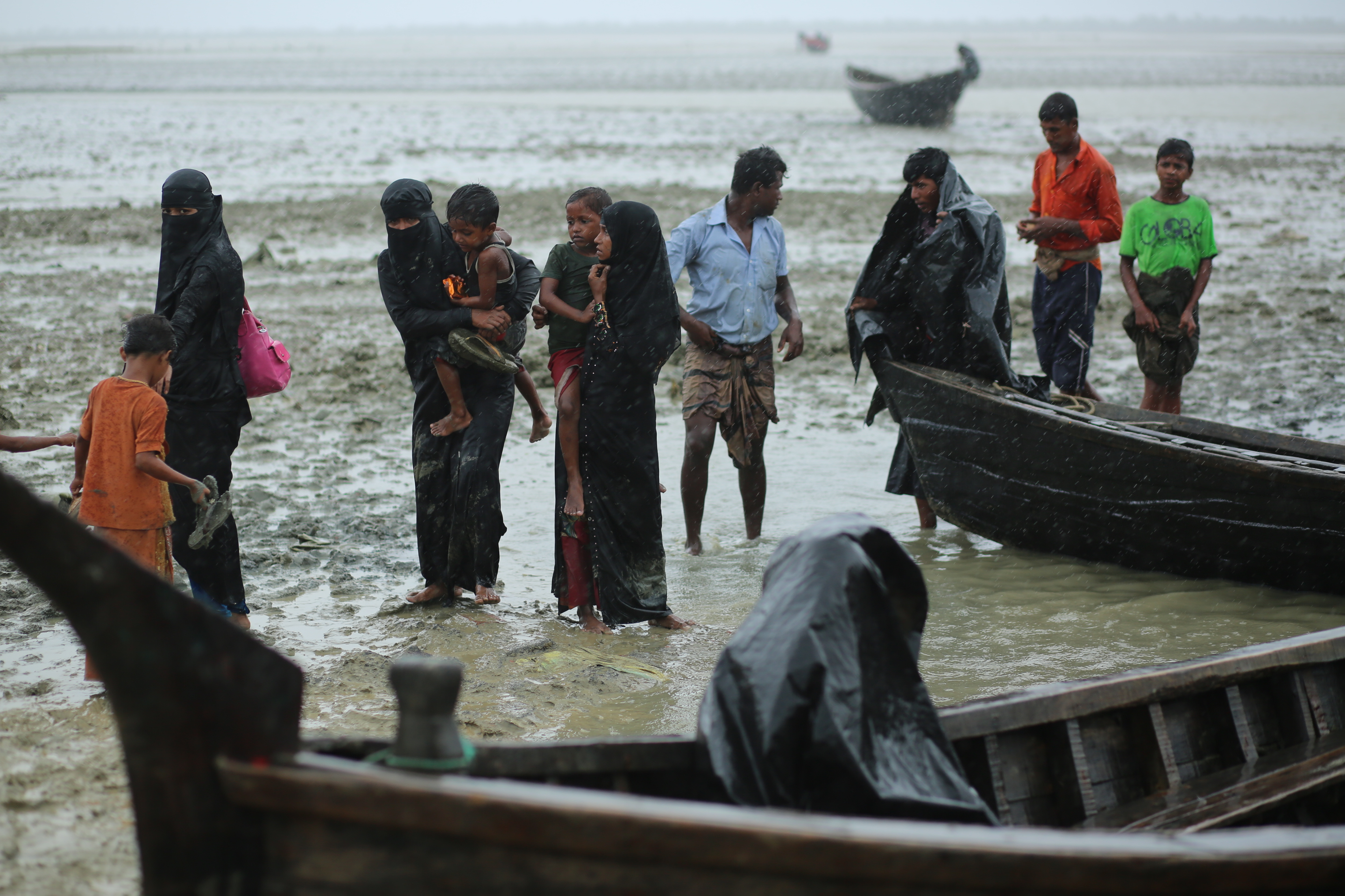 Bangladesh: Boat with Rohingya Muslim refugees capsizes in Bay of Bengal, 14 dead