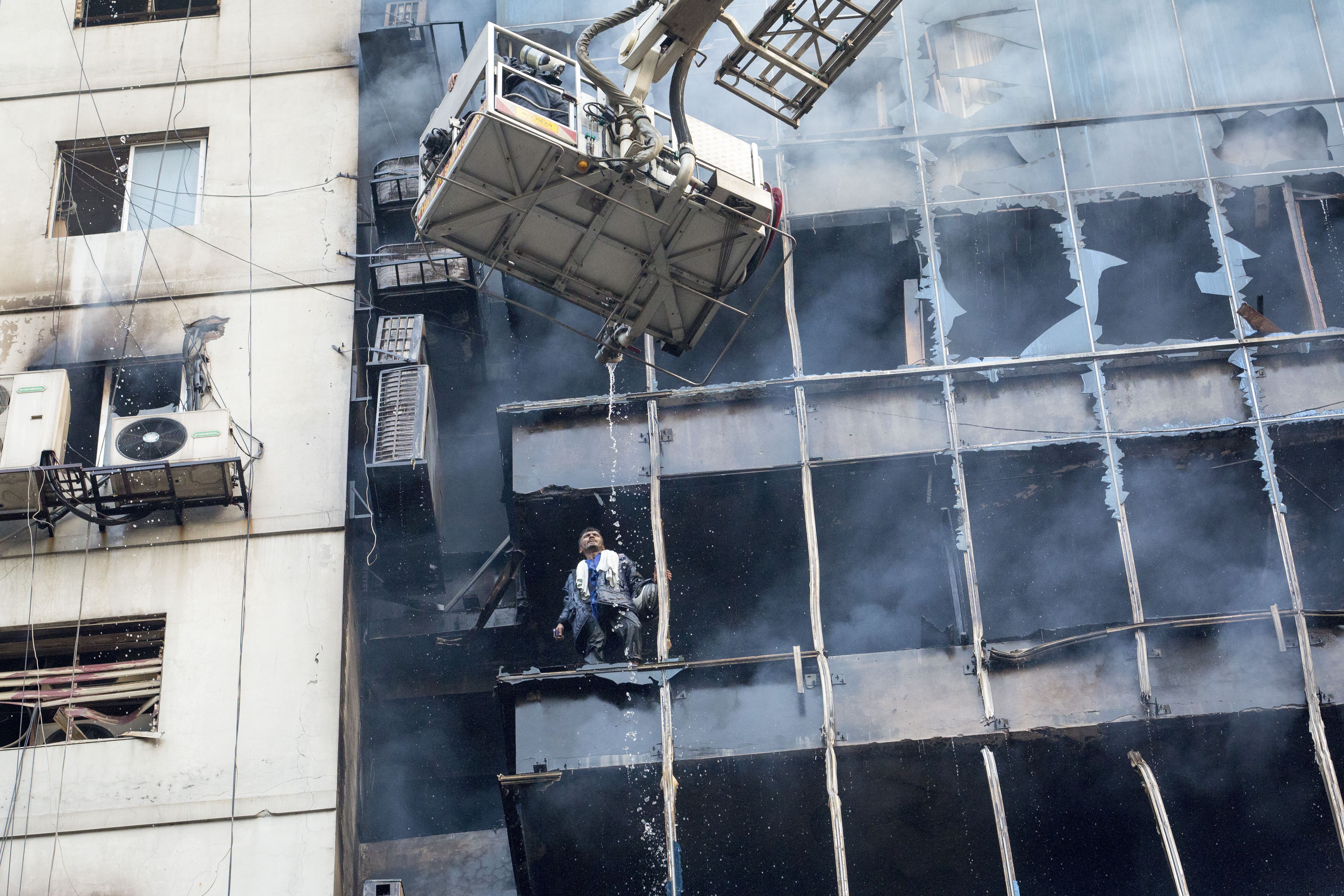 Bangladesh: 25 killed in Dhaka building fire