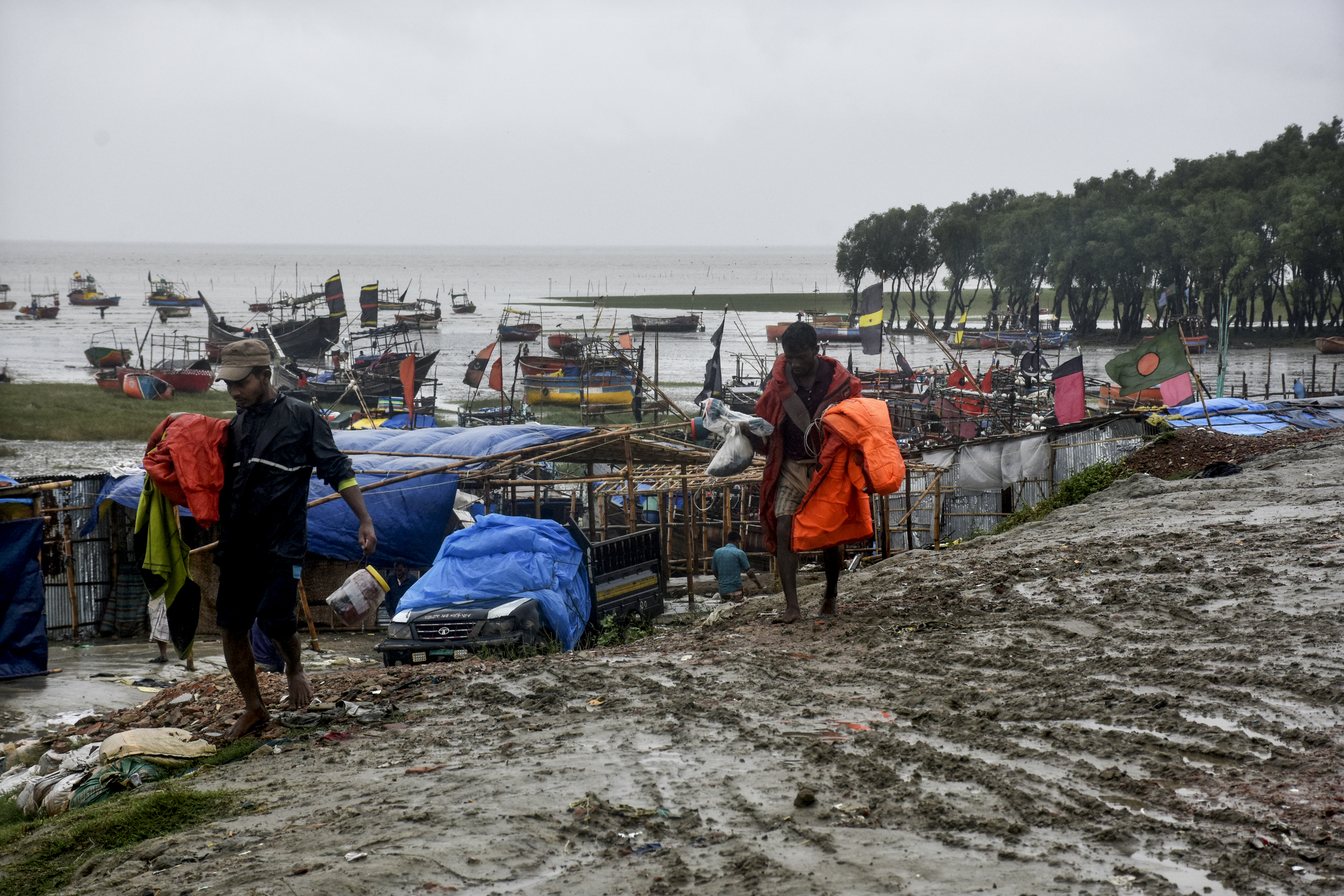 Bangladesh: Cyclone kills 22 leaving thousands stranded