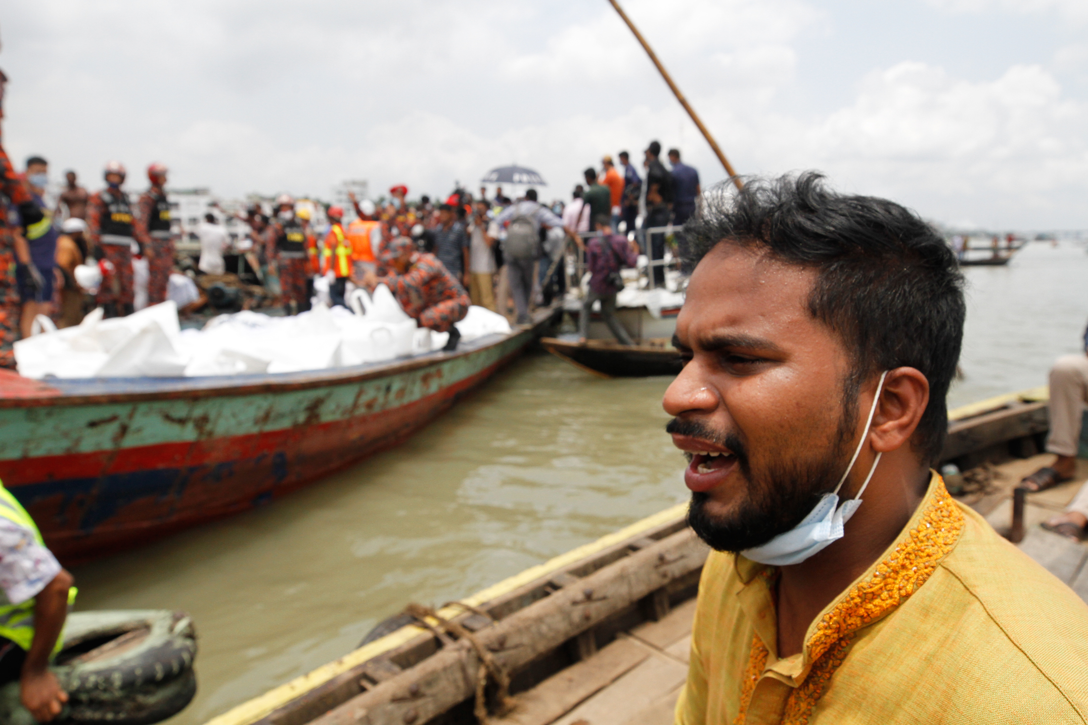 Bangladesh: Ferry sinks, leaving 33 dead
