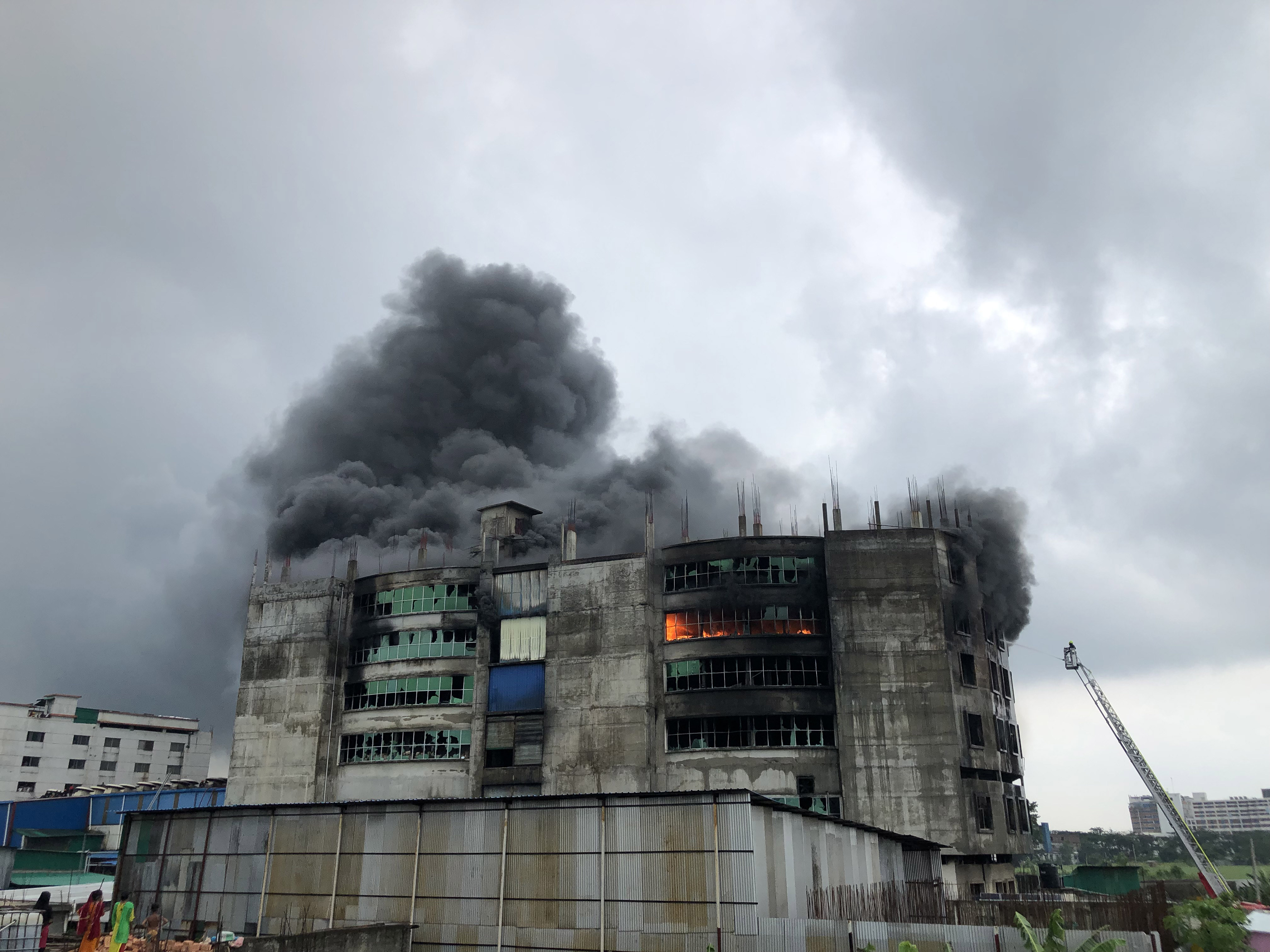 Bangladesh: 52 die in factory fire 35 injured
