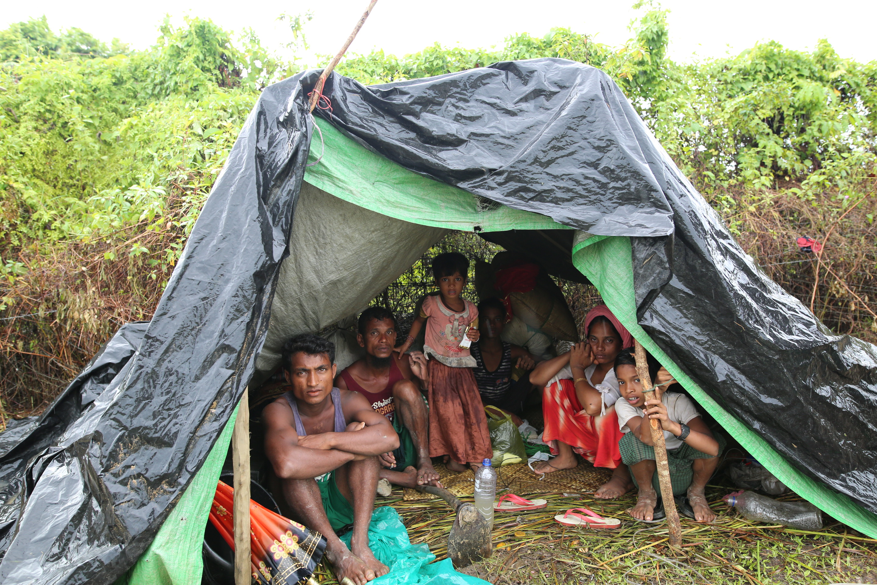 Myanmar: Video shows Rohingya Muslims fleeing violence in Myanmar