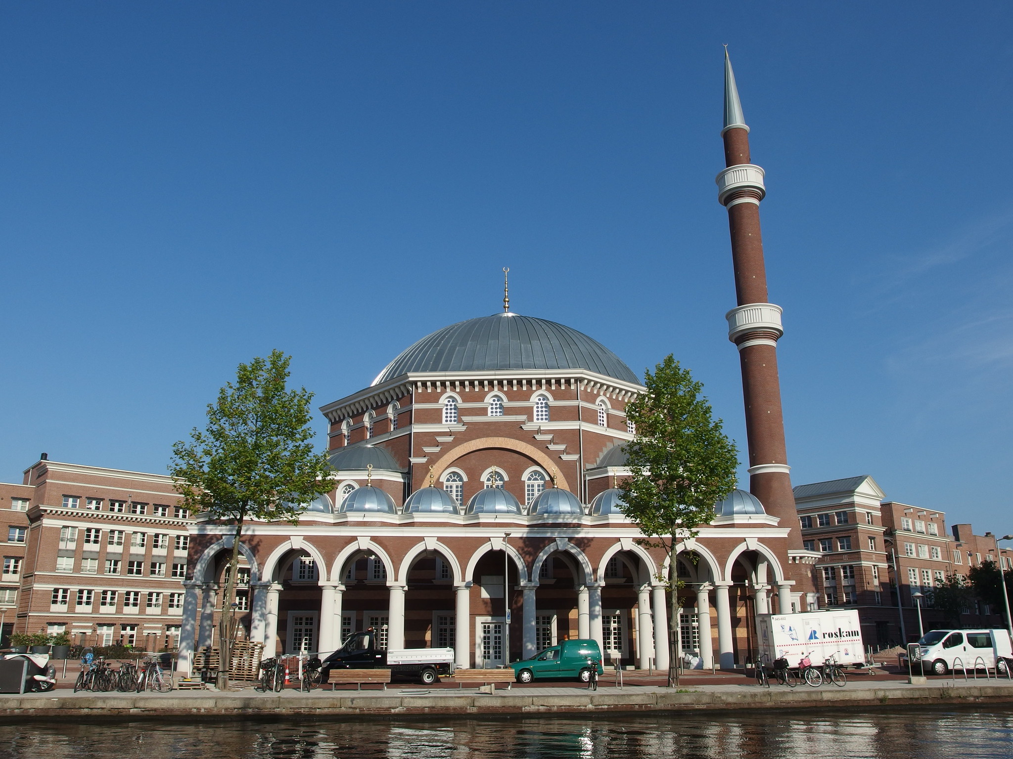 Blood-smeared hate mail sent to eight Dutch mosques in coordinated threat