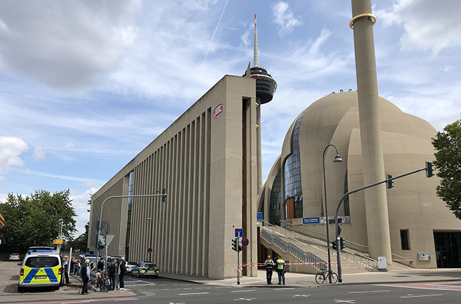 Four mosques receive bomb threats in Germany