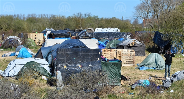 France, UK seek to send Calais migrants back