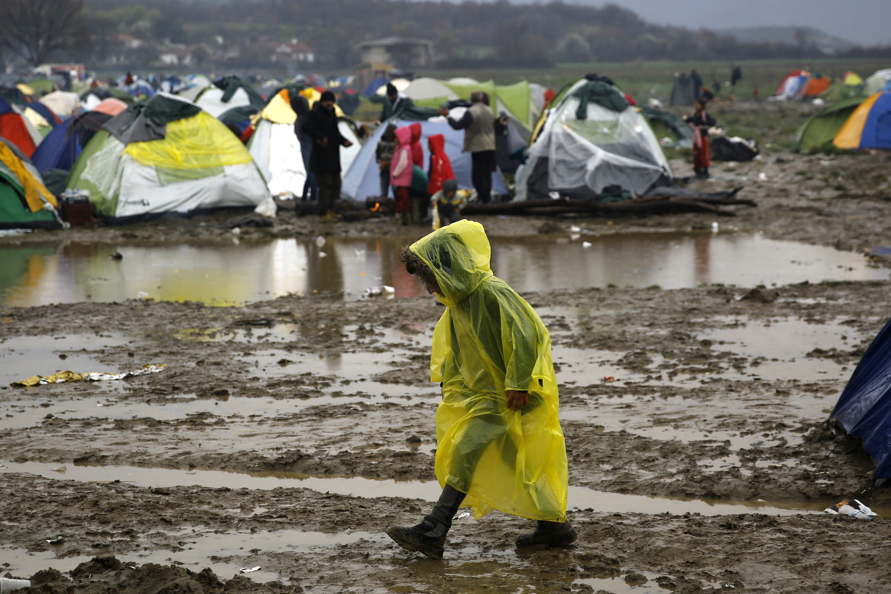 Greece: Borders closed, children in refugee camp suffer