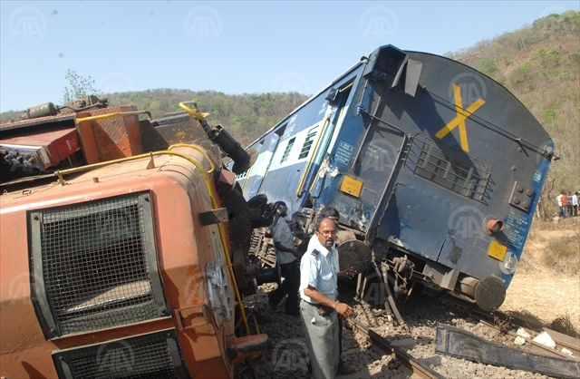 India: 23 dead, 150 injured as train derails in Uttar Pradesh
