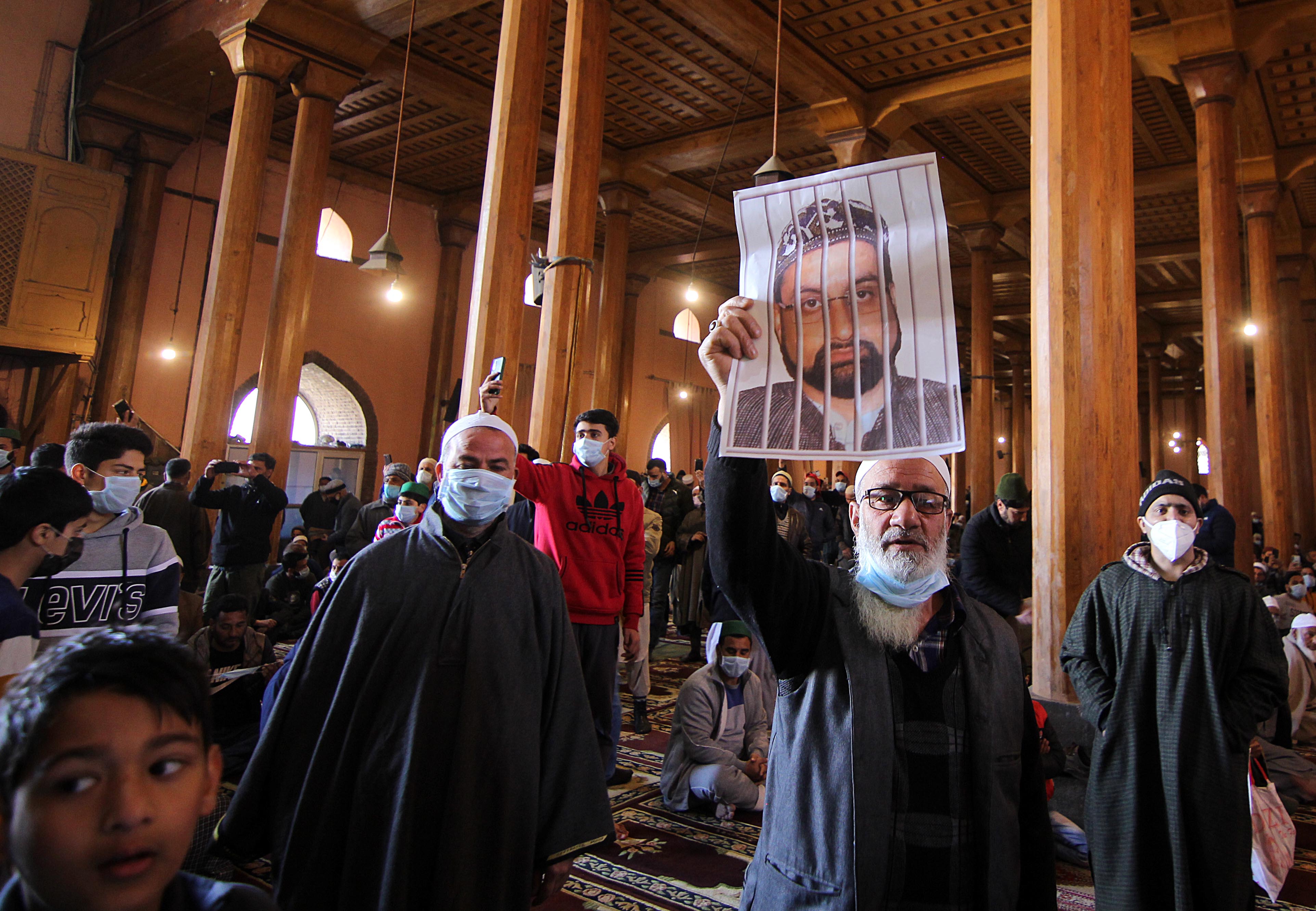 Indian government forces assault Kashmiri journalists