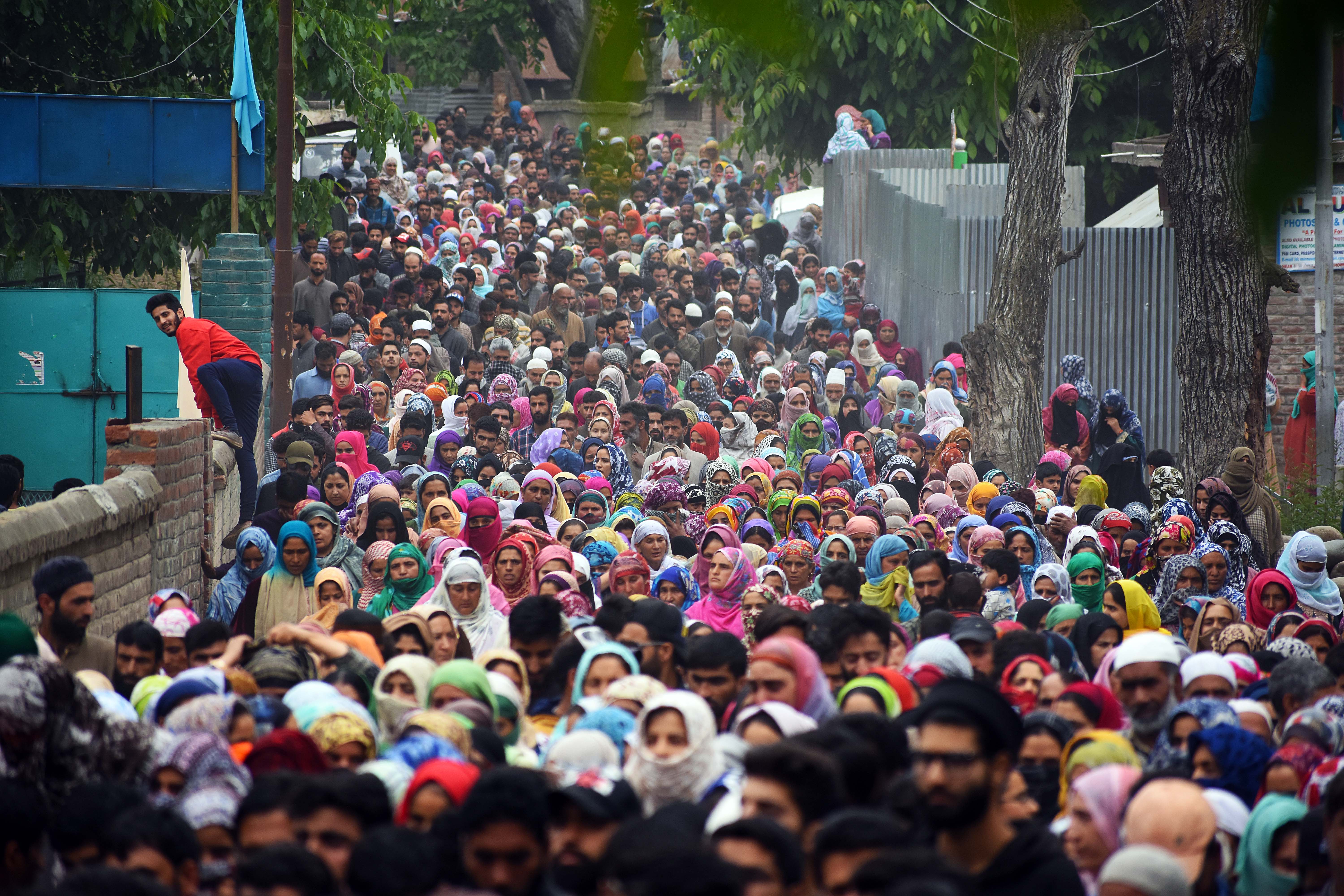 Jammu and Kashmir: Indian troops kill one civilian, injure 80