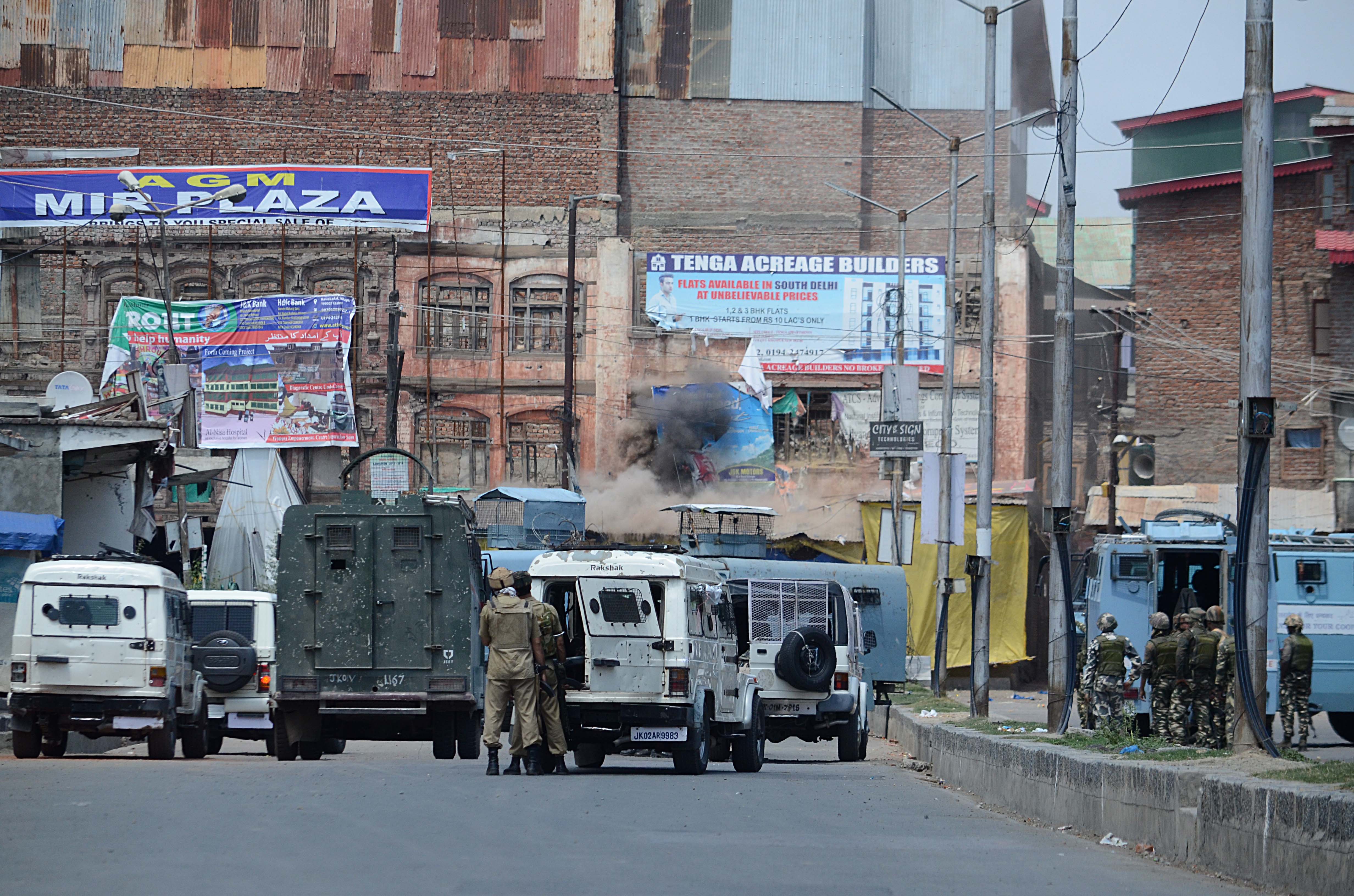 Militants storm Indian paramilitary camp in Kashmir, 6 killed