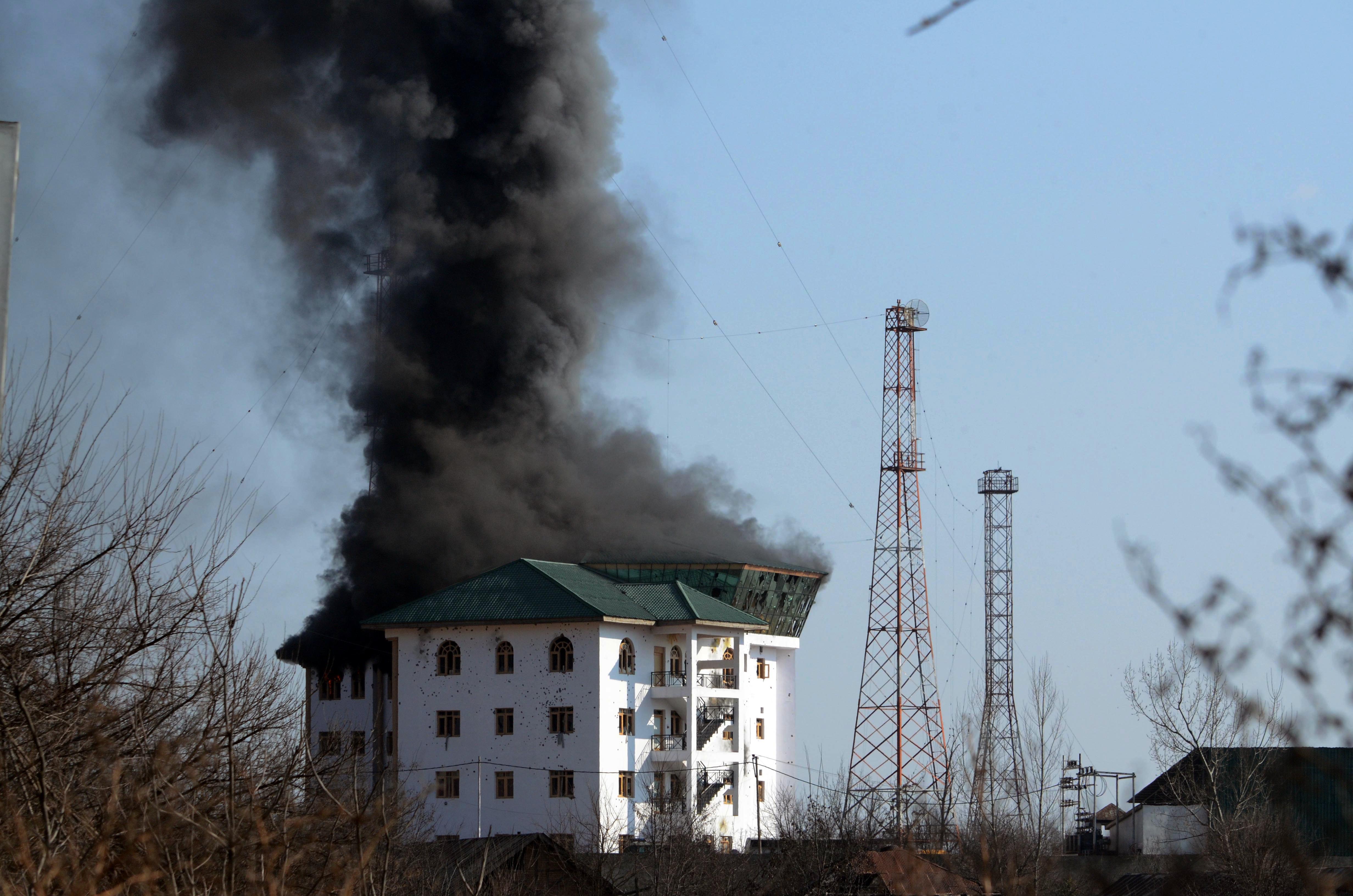 Jammu Kashmir: 5 Indian troops killed as Srinagar standoff enters 2nd day