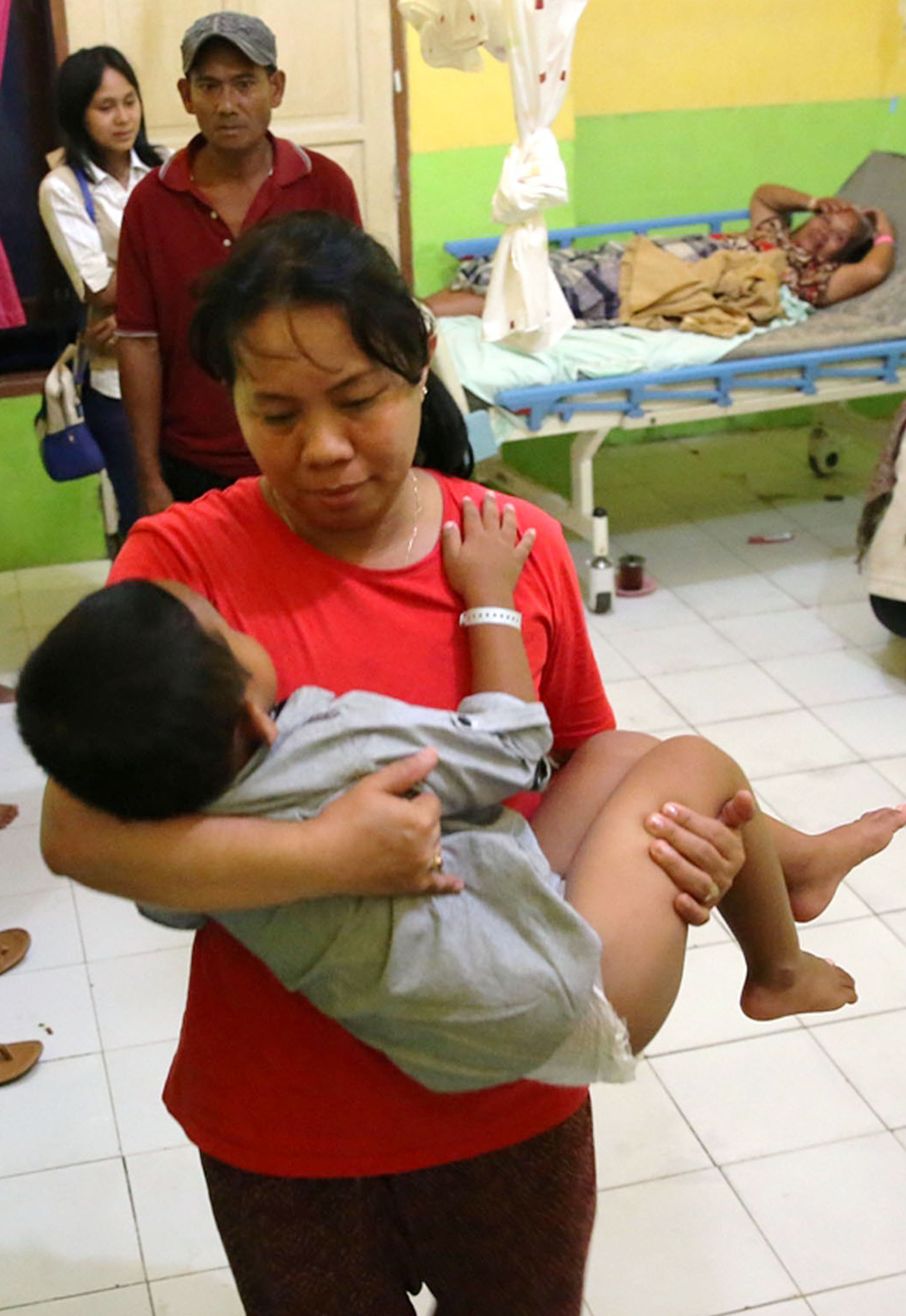 Indonesia: More than 70 still missing after boat sinks