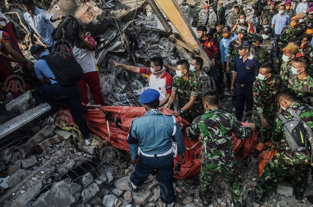 Indonesia: 140 people killed in Sumatra air force crash
