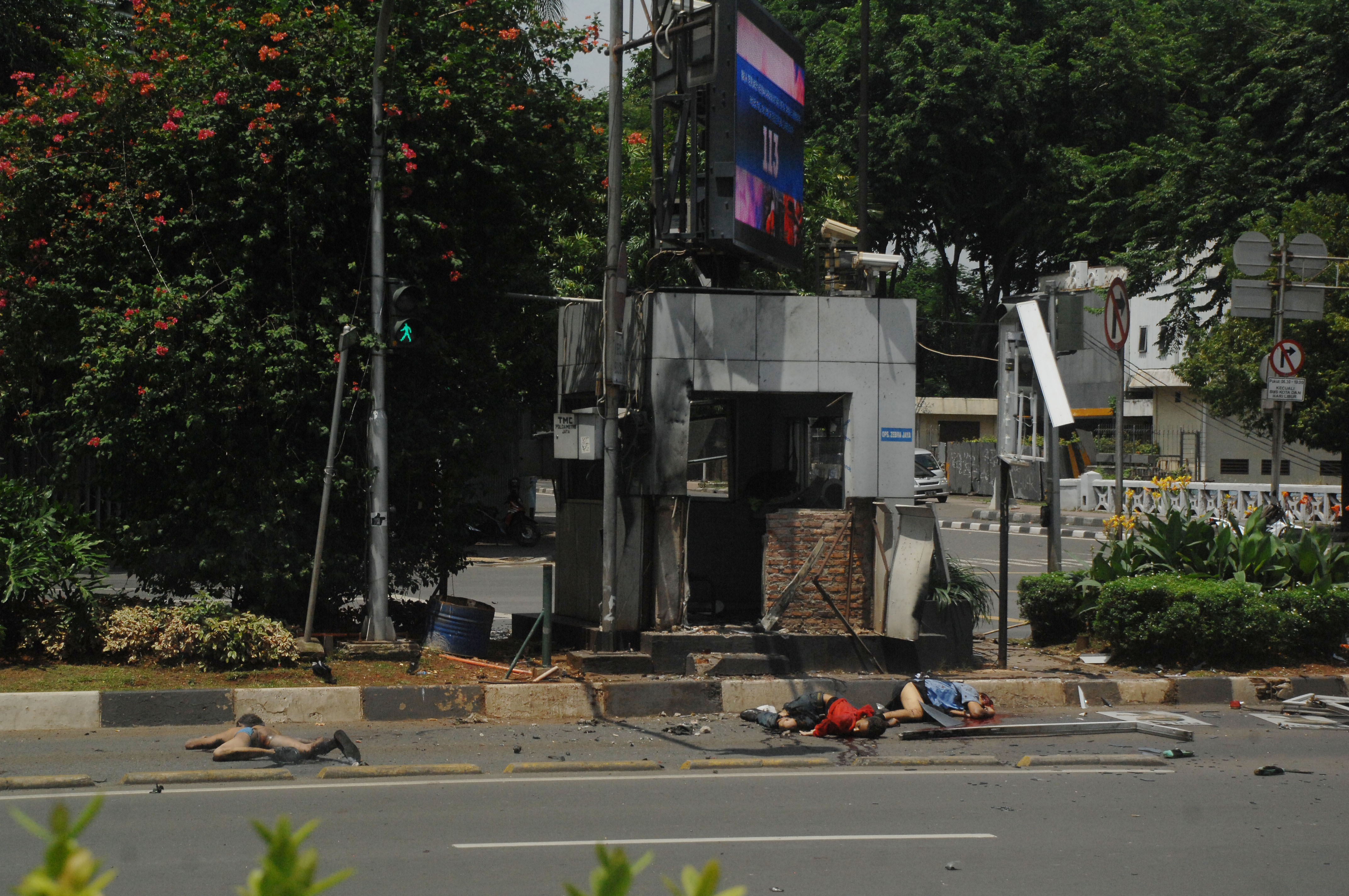 Indonesia: 7 dead in blasts at Jakarta shopping center