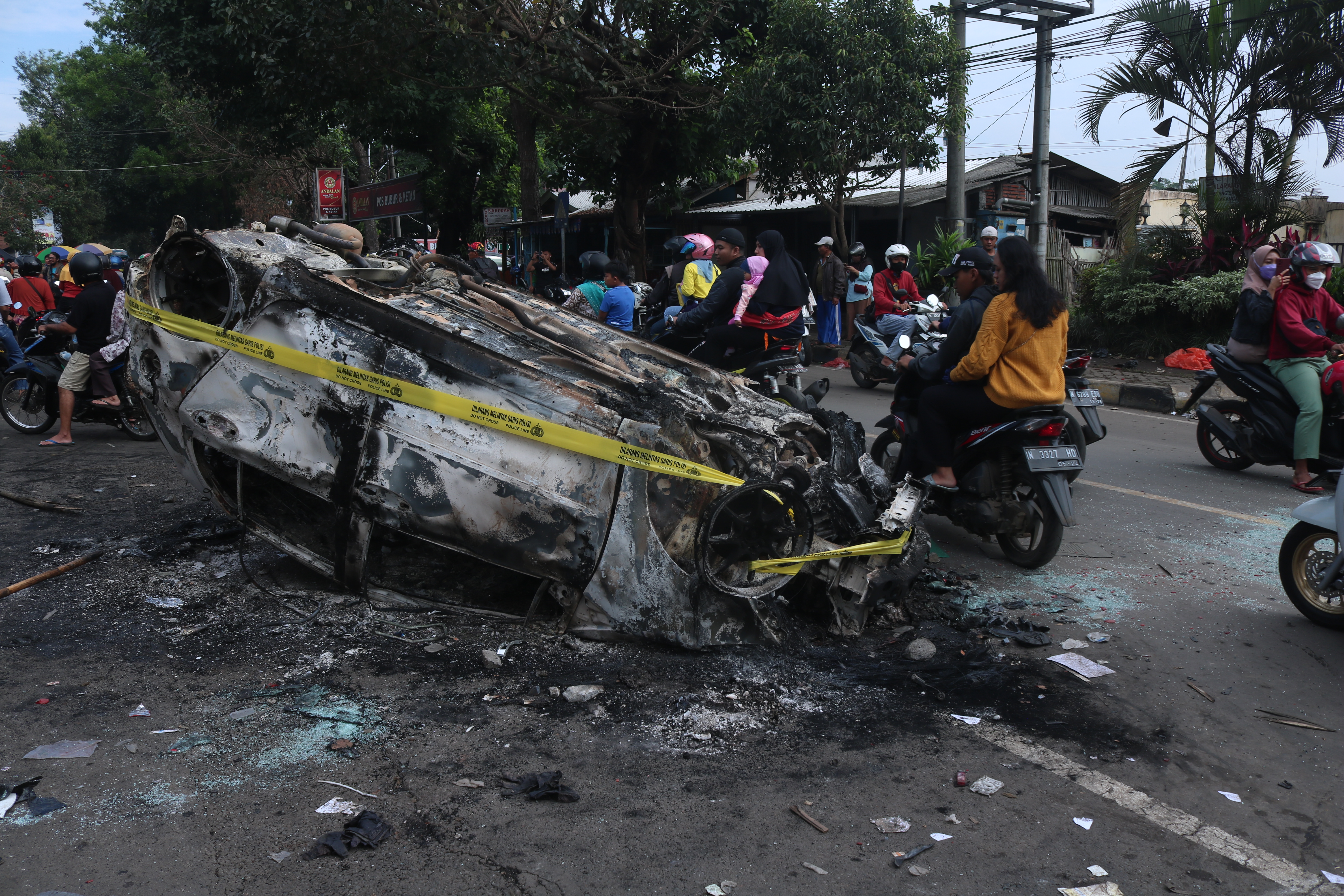 Indonesia: 174 killed at football match after police fires tear gas at rioting fans