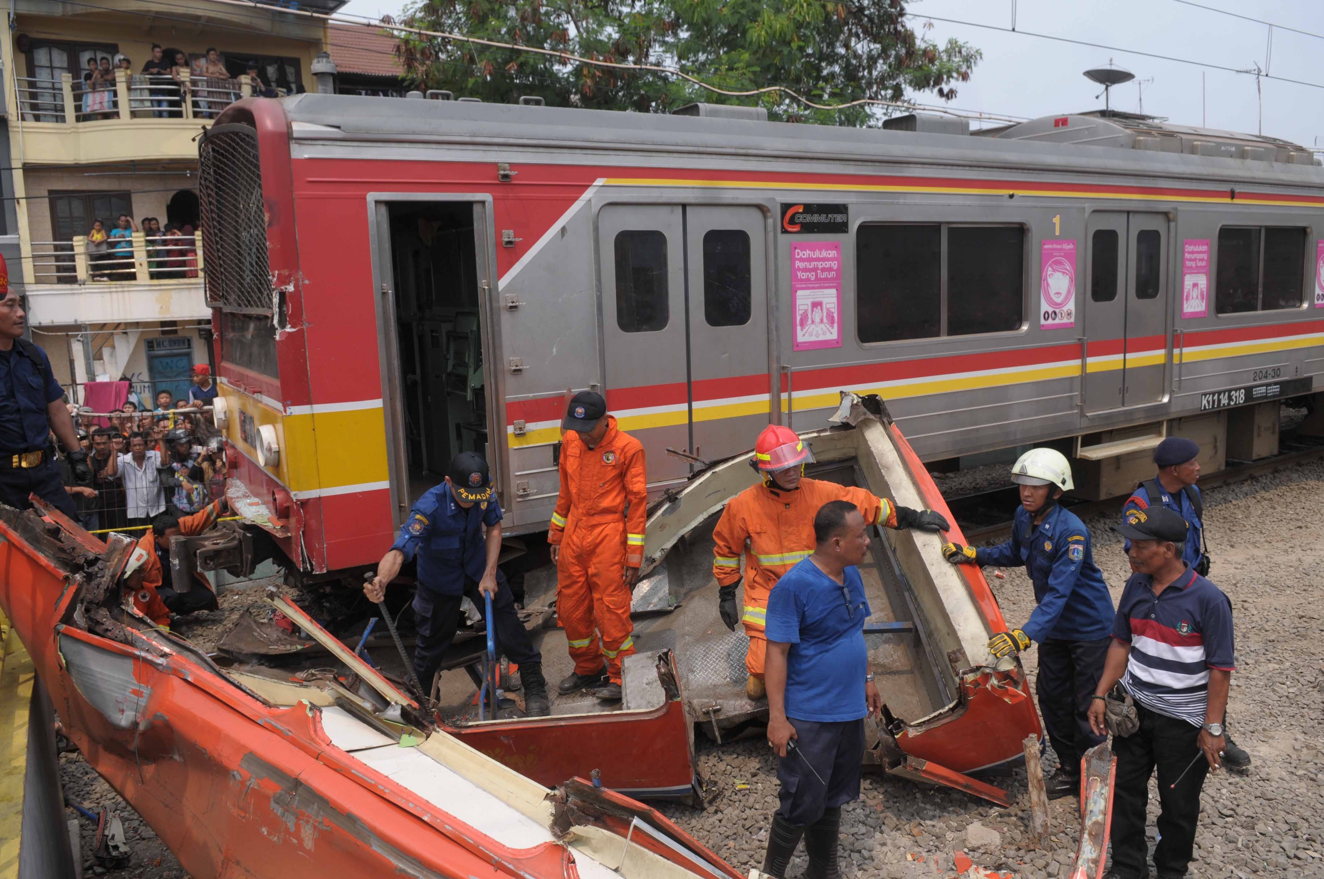 Indonesia: 18 people die as train smashes into bus