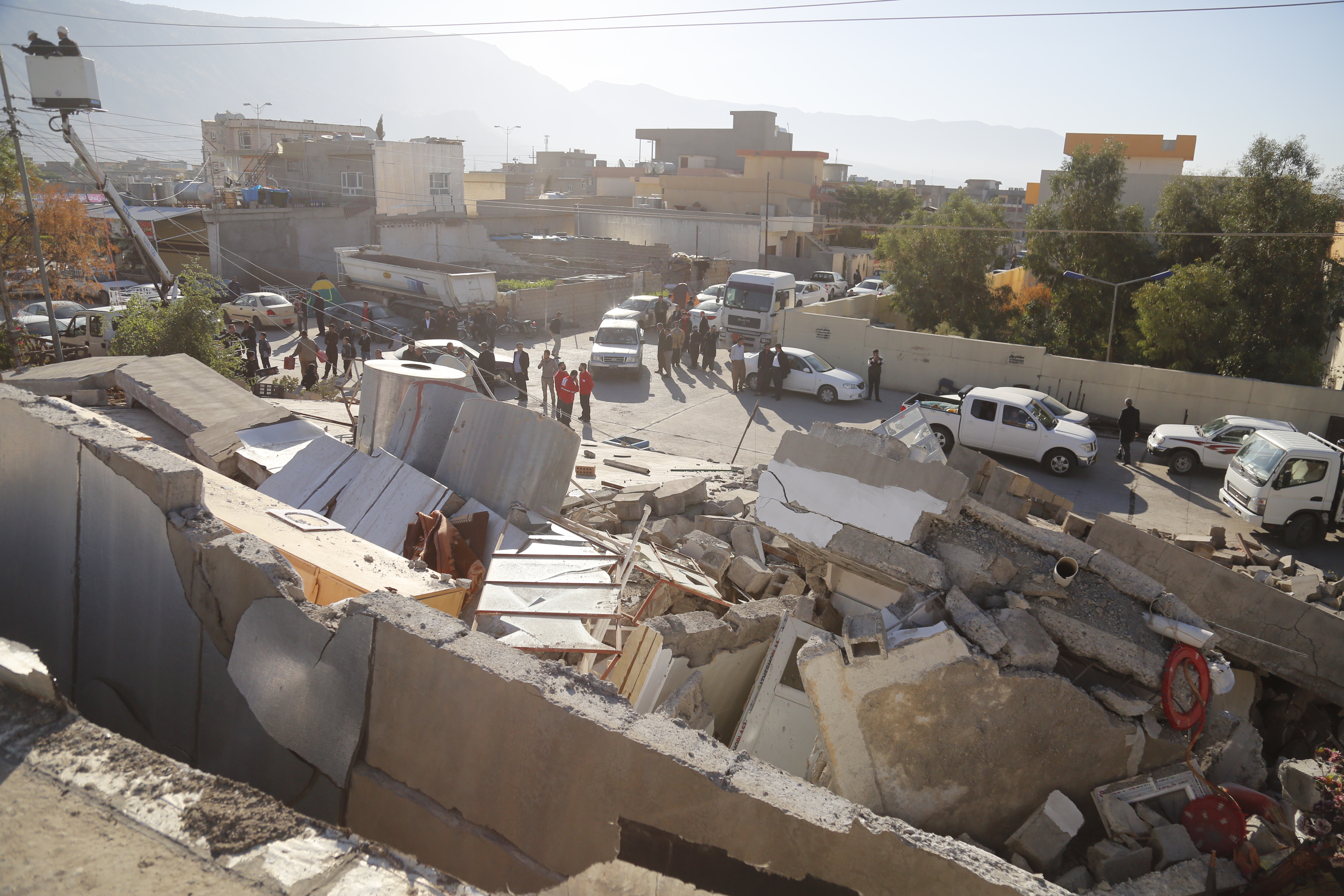 Iran:  Quake rocks northern Iraq, Iran, 214 killed, 2500 injured