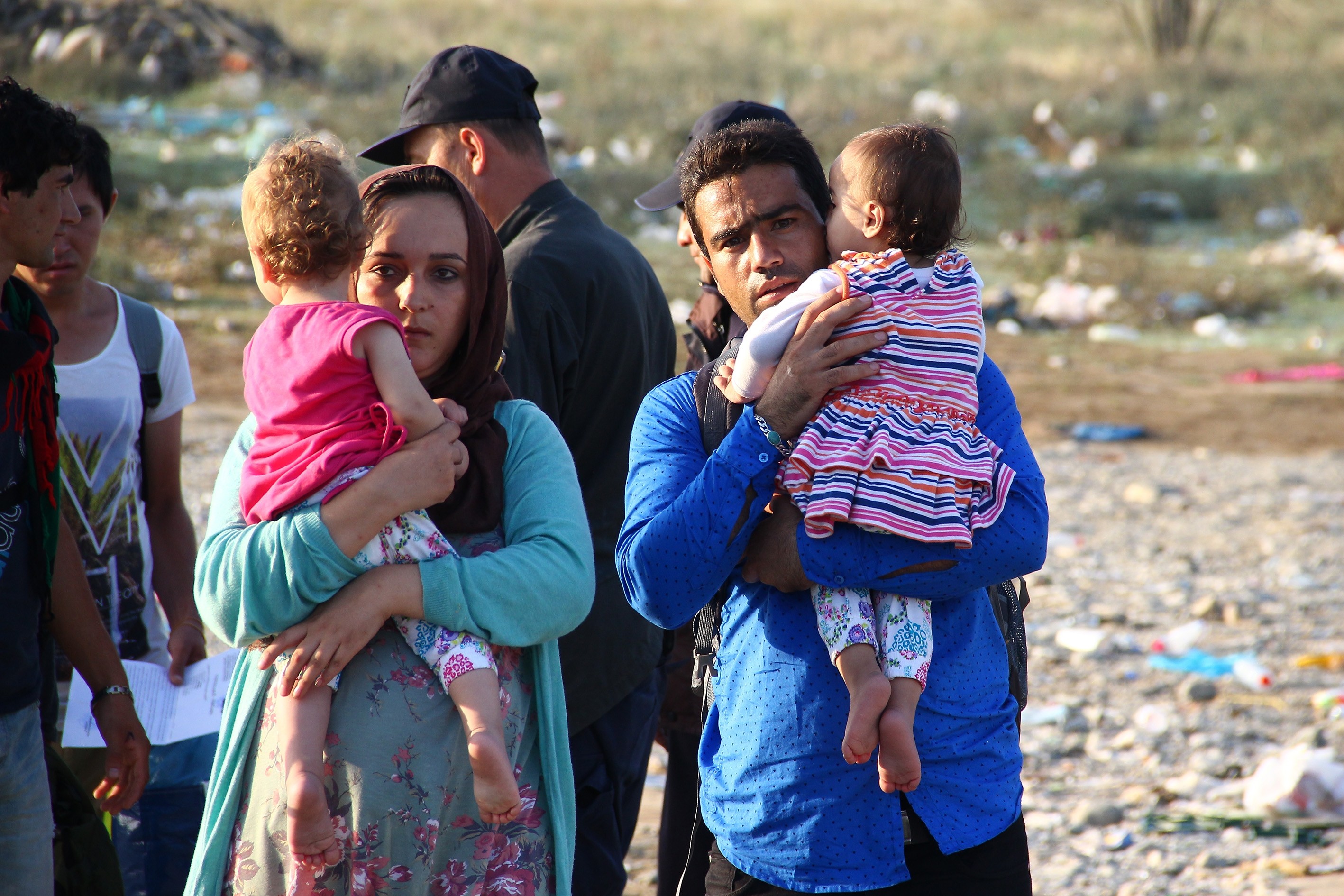 Macedonia: 300 injured as police fire on refugees