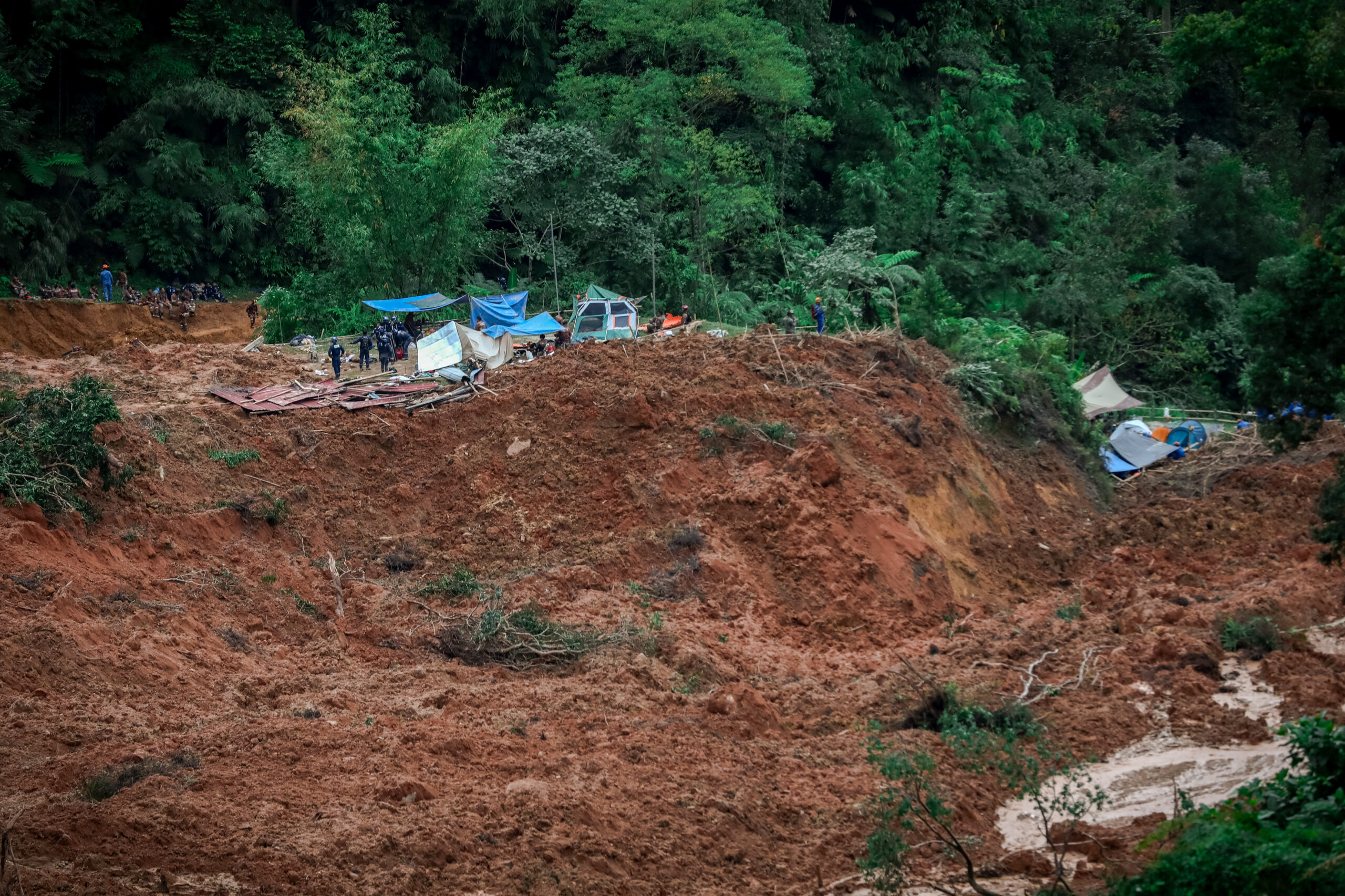 Malaysia: 21 killed, 12 missing as landslide hits campsite in Selangor