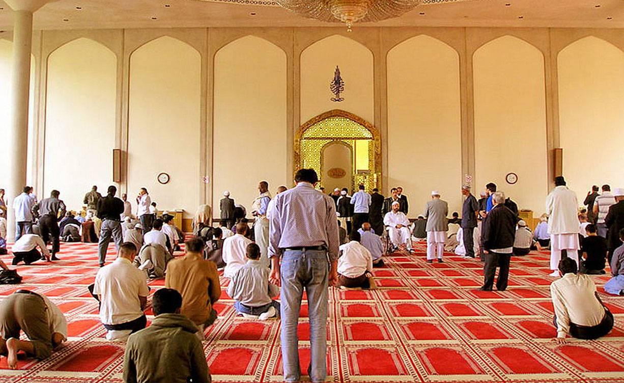 Mosque attendance correlates with social engagement, UK study finds