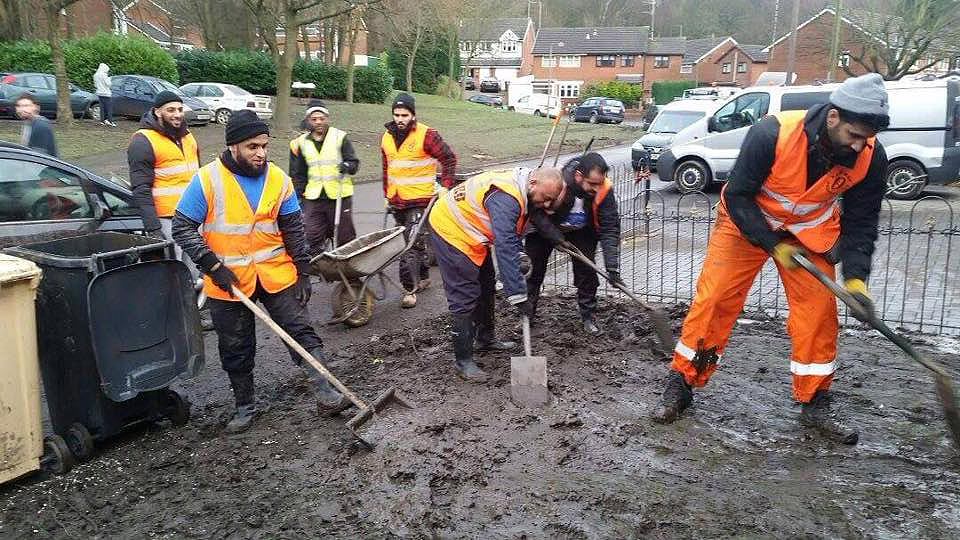 Muslim volunteers mobilise to aid victims of Storm Desmond floods