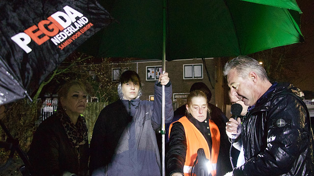 Netherlands: Islamophobic Pegida protests outside mosque