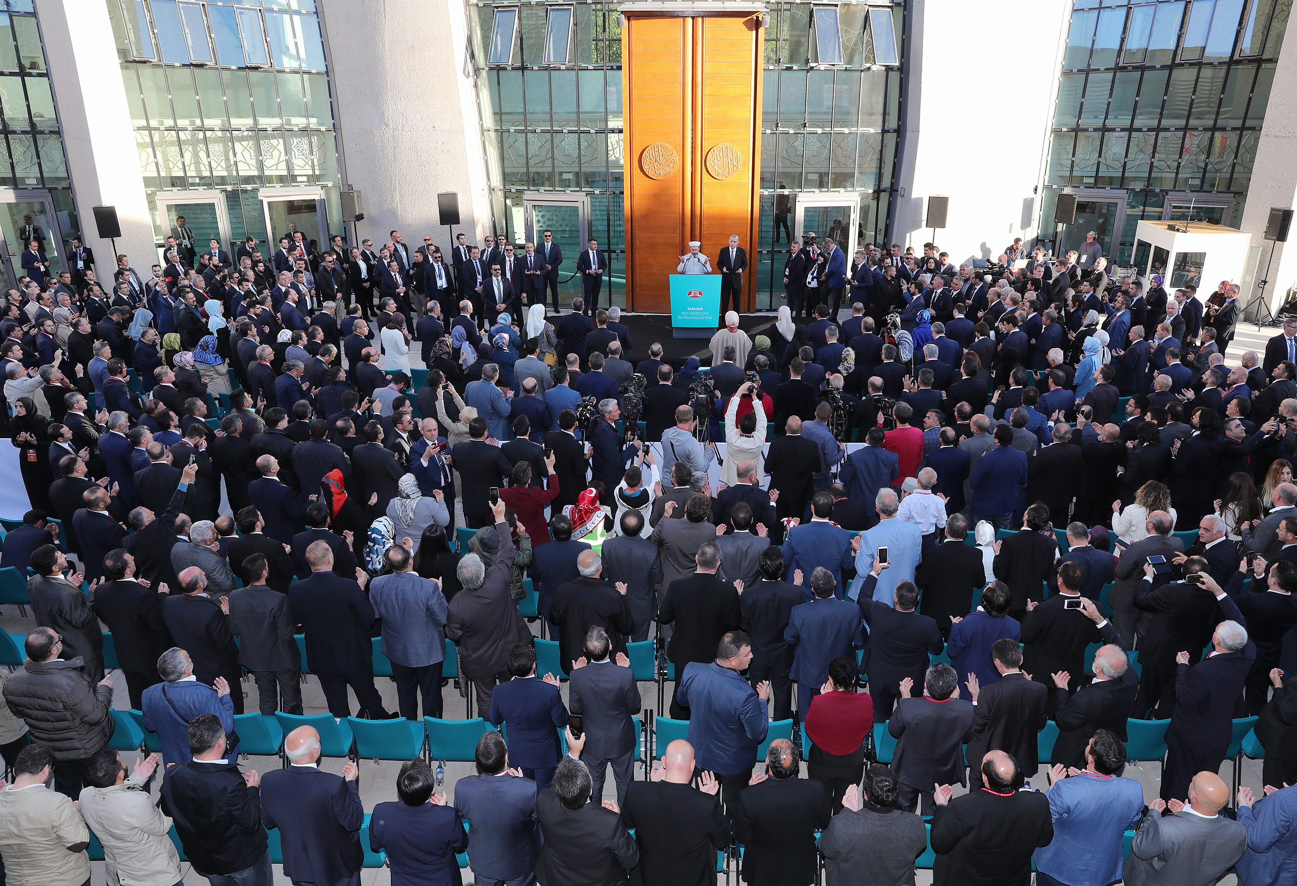 Open day draws 900 visitors to German mosques