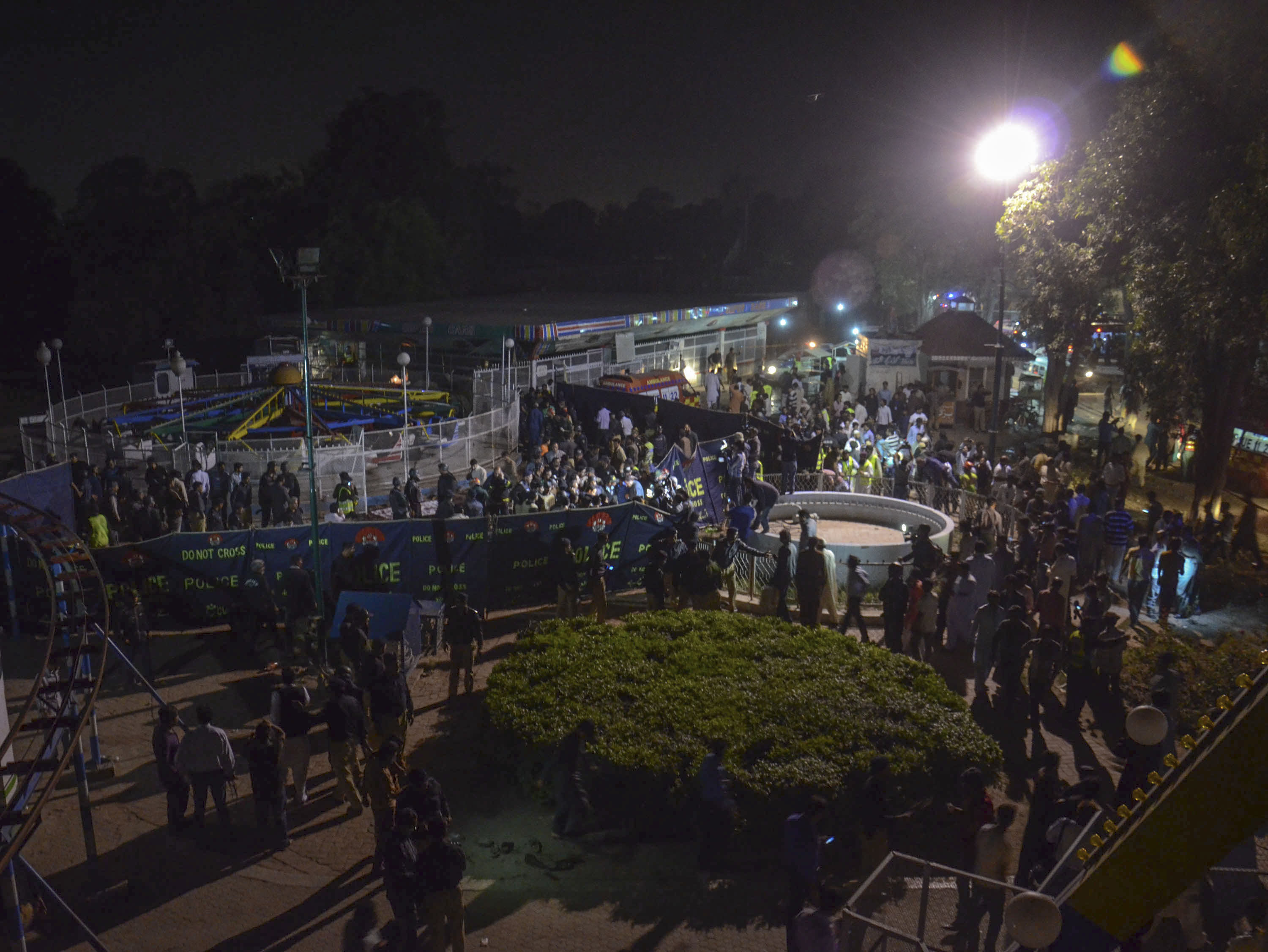 Pakistanis mourn victims of deadly Lahore blast