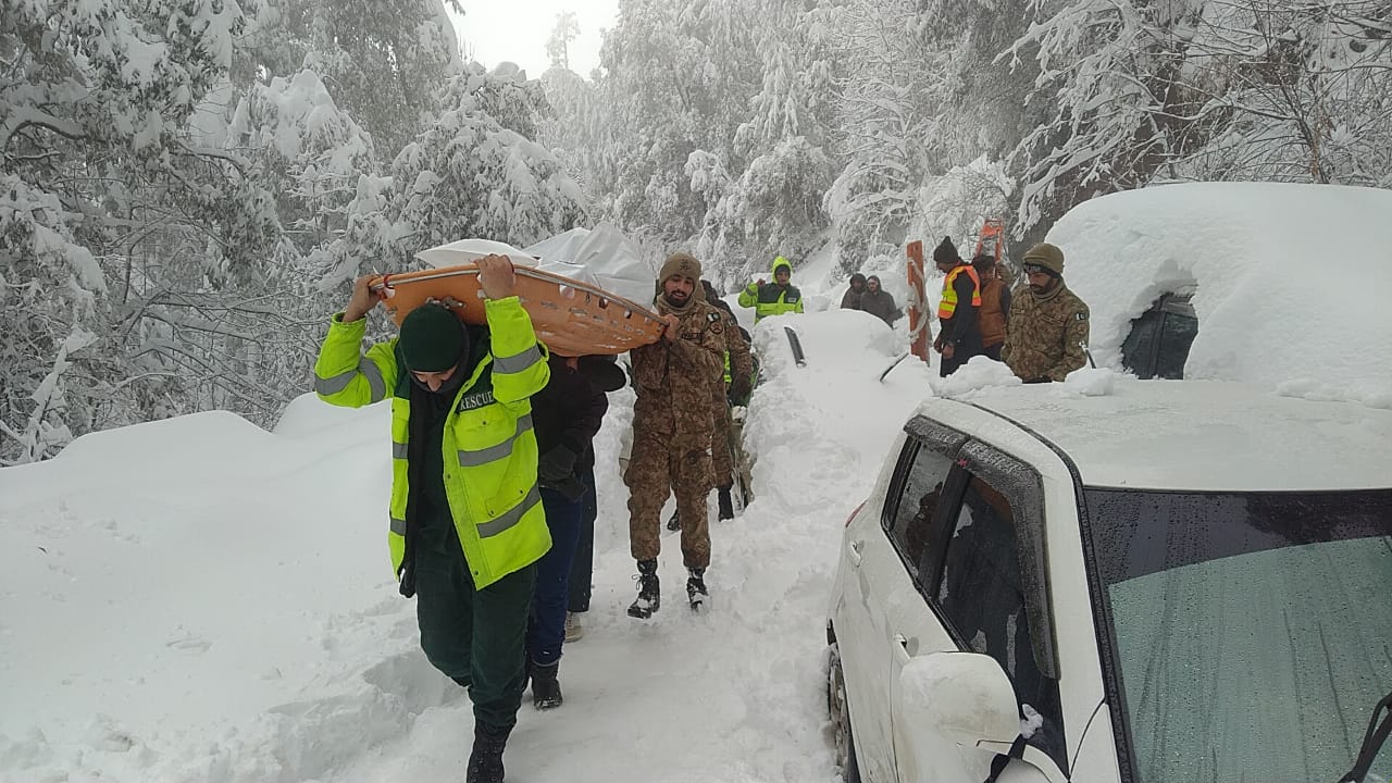 Pakistan: 23 die after being stuck in cars amid heavy snowfall