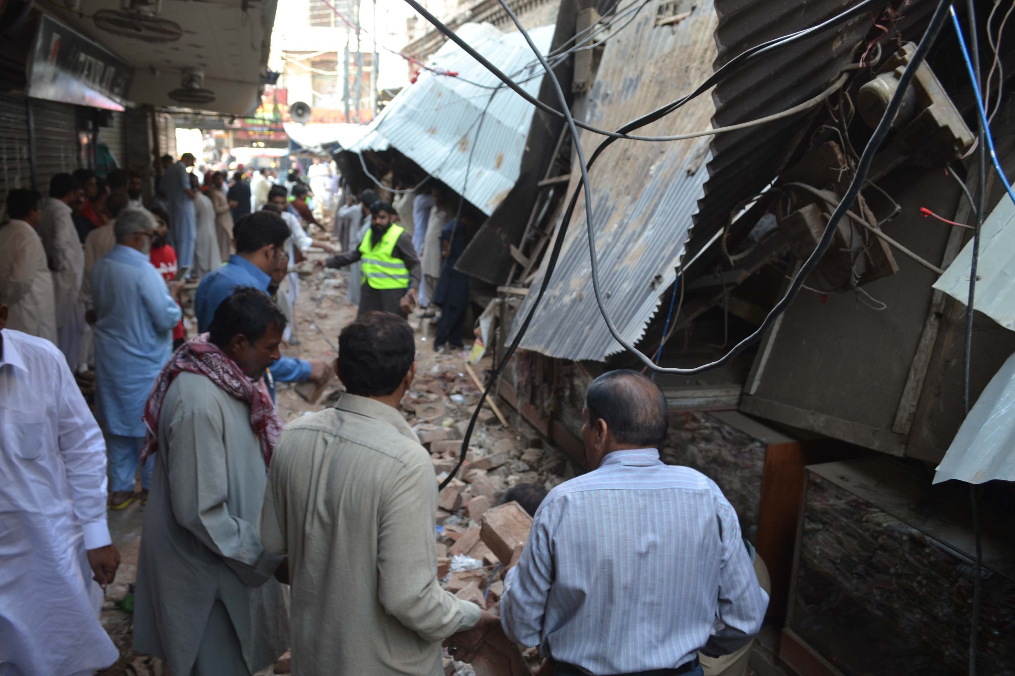 S. Asia quake kills scores in Pakistan, Afghanistan
