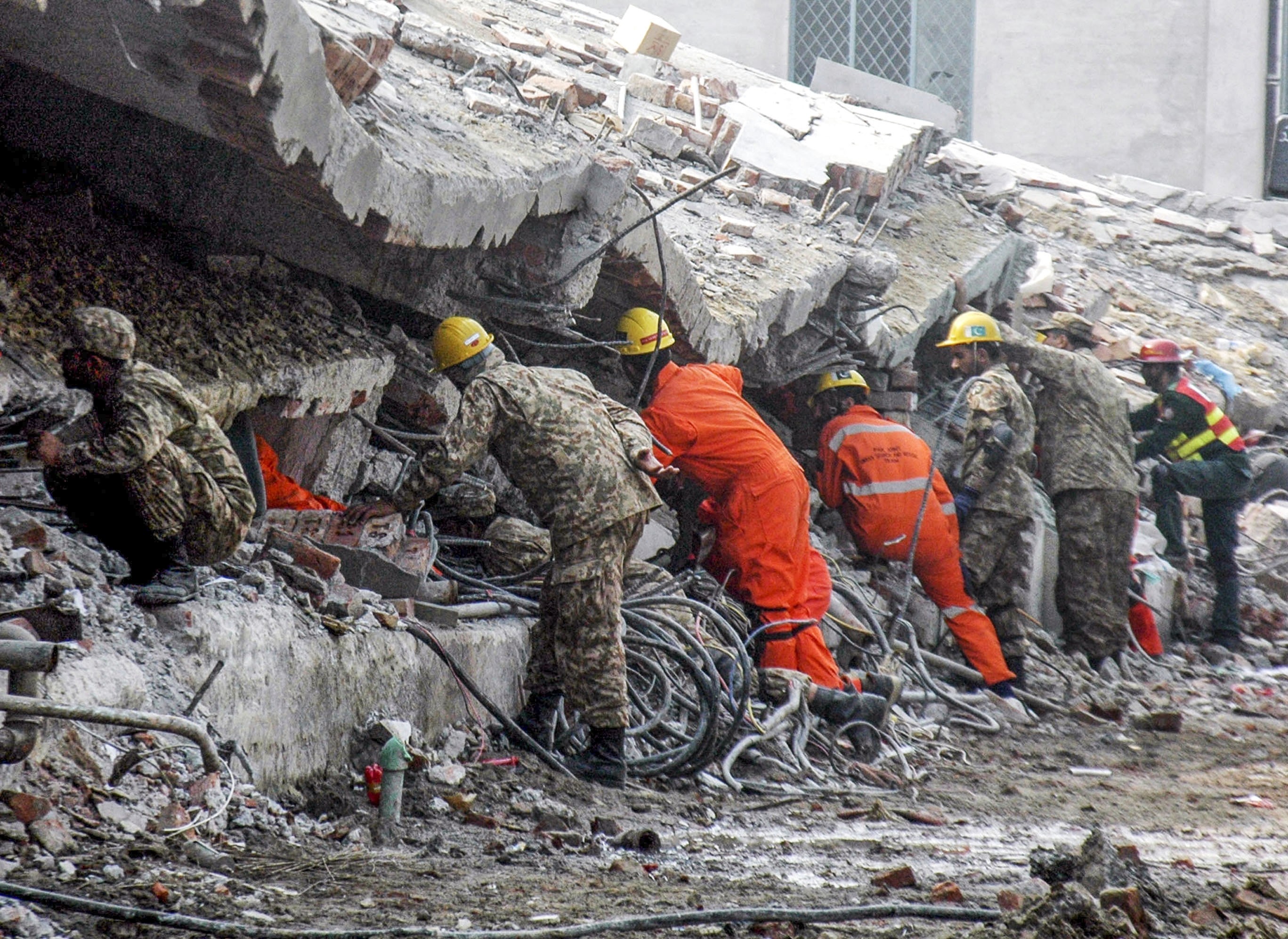 Pakistan: 25 killed in factory building collapse