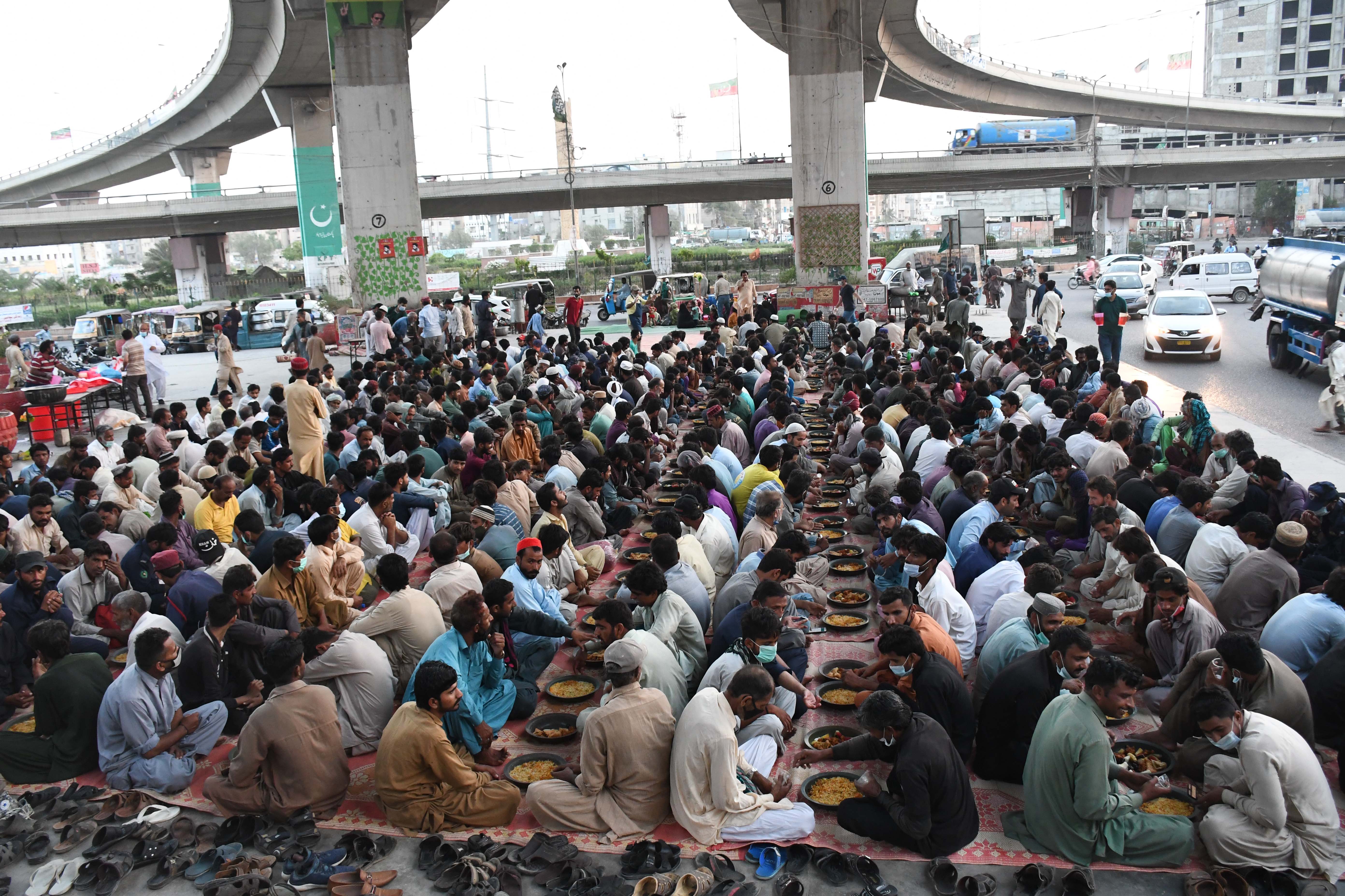 Pakistan: Ramadan: Roadside iftar resumes after a year break