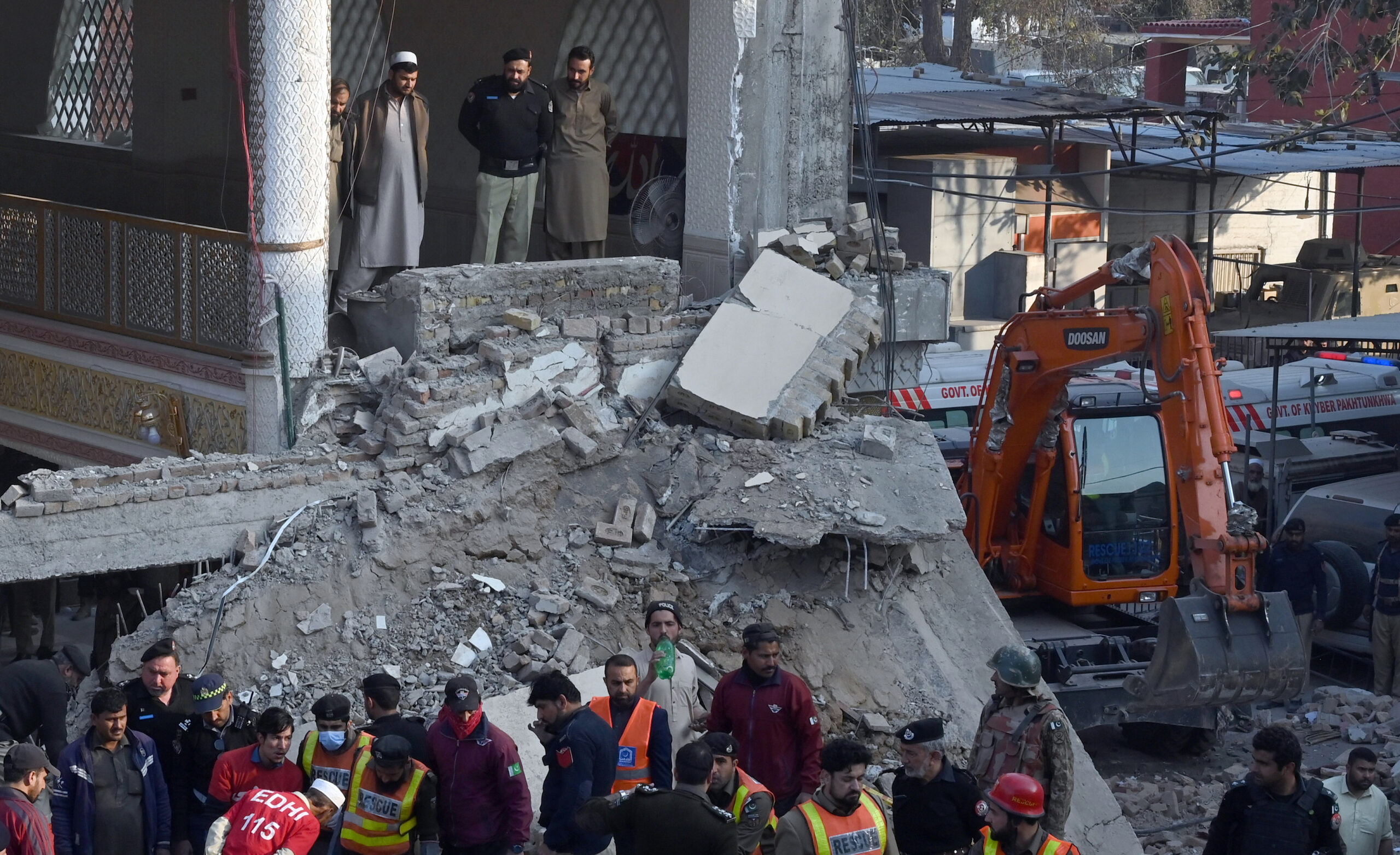 Pakistan: Suicide bomber at mosque in Peshawar kills 93