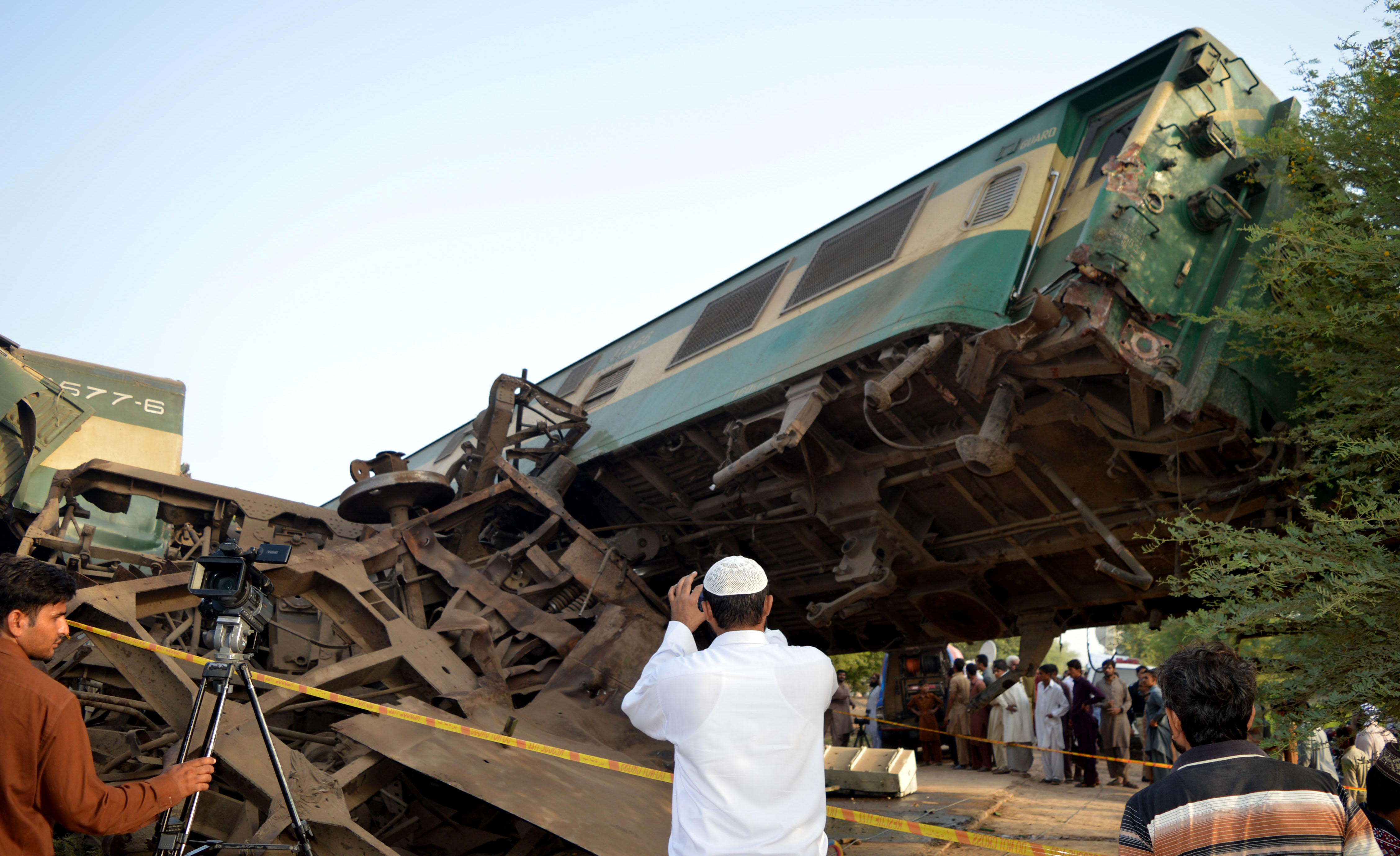 Pakistan: 18 killed in train collision in Karachi