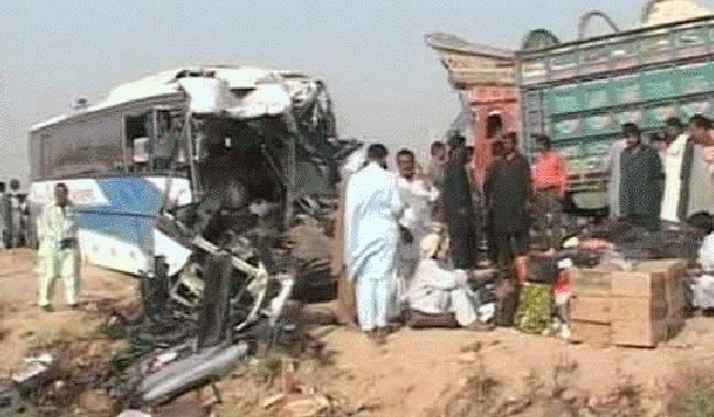 Pakistan bus collision kills 30