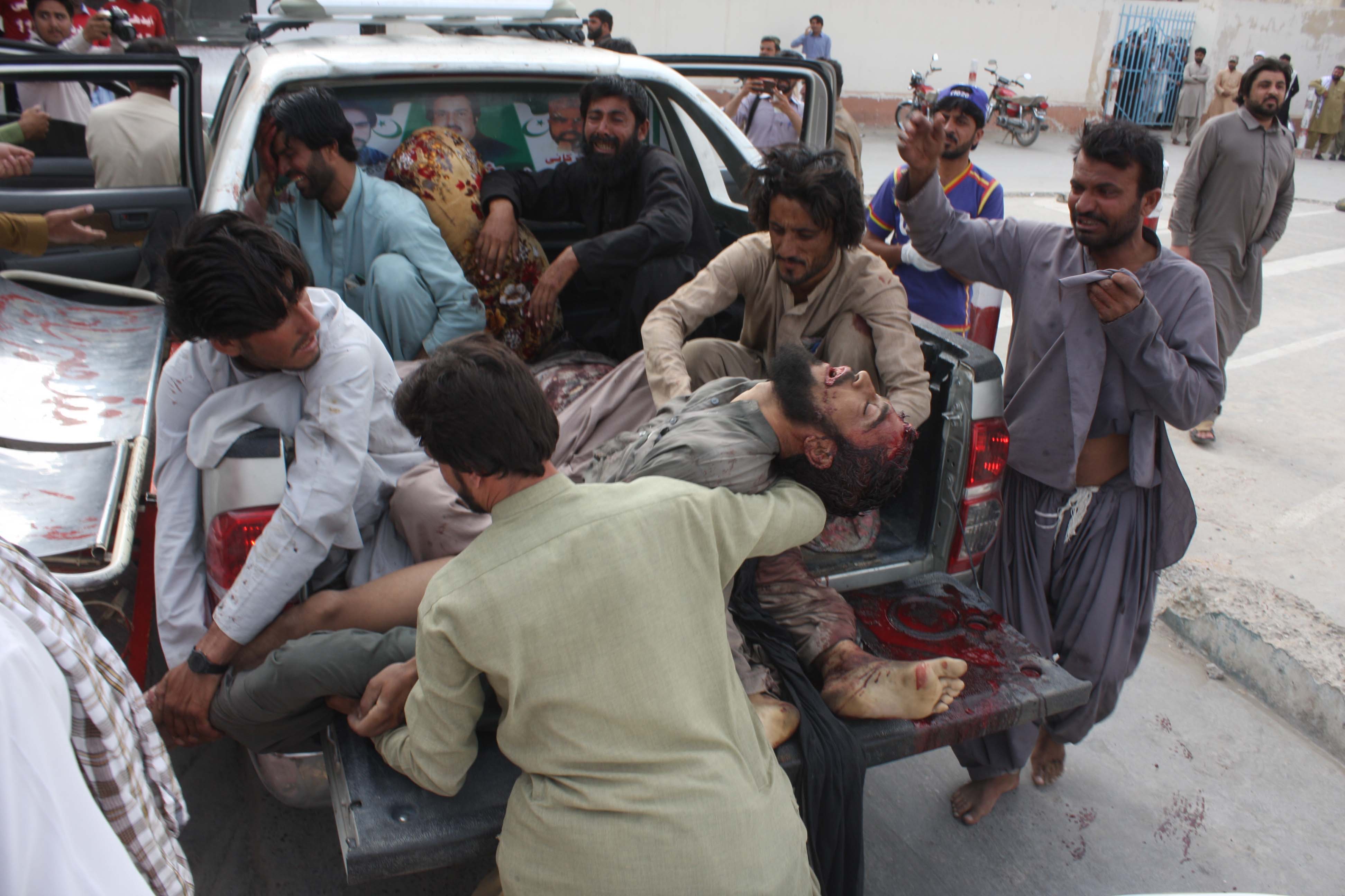 Pakistan: Blasts targeting election rallies kill 133