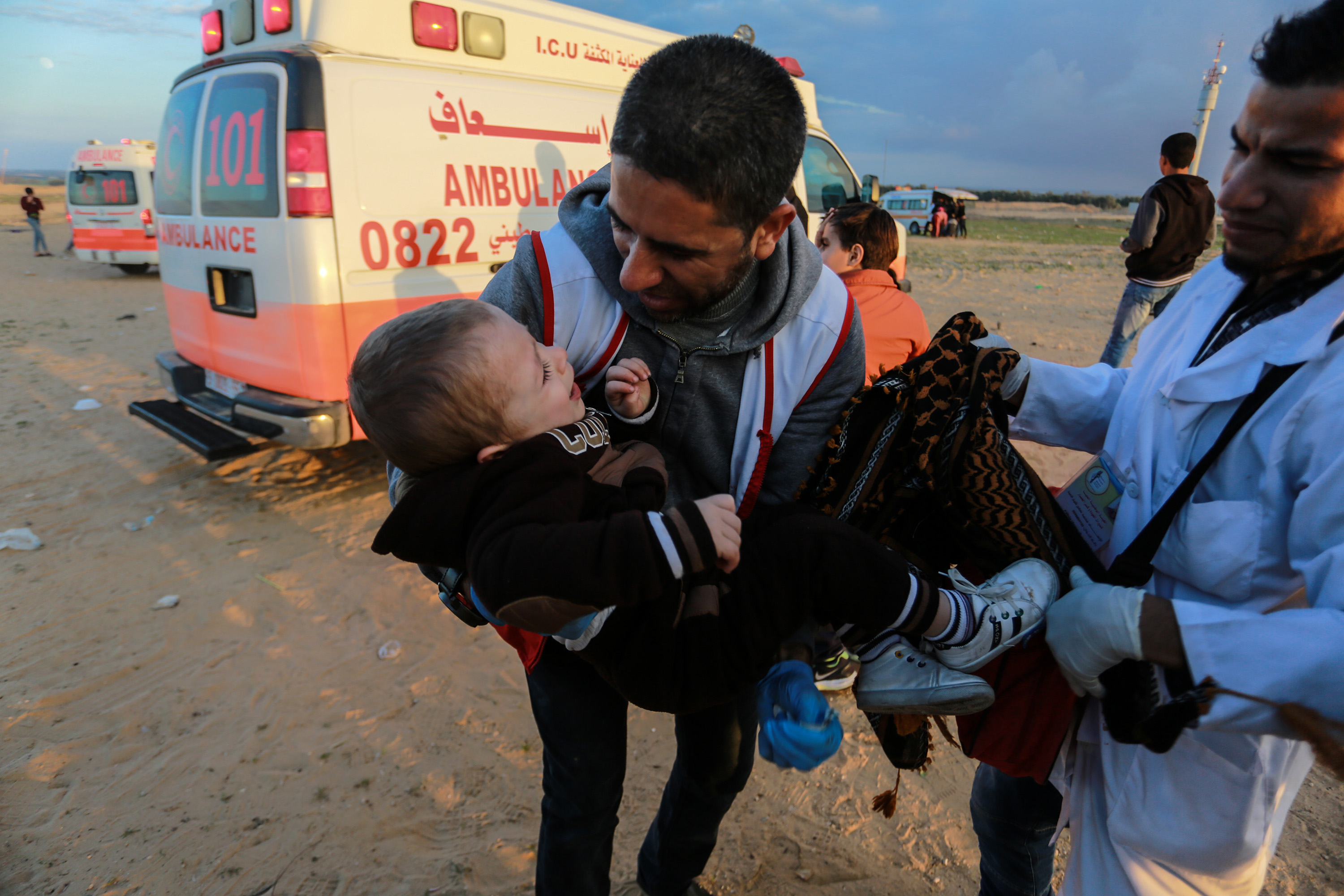 Palestine: Gazans converge along Israel buffer zone, 4 killed