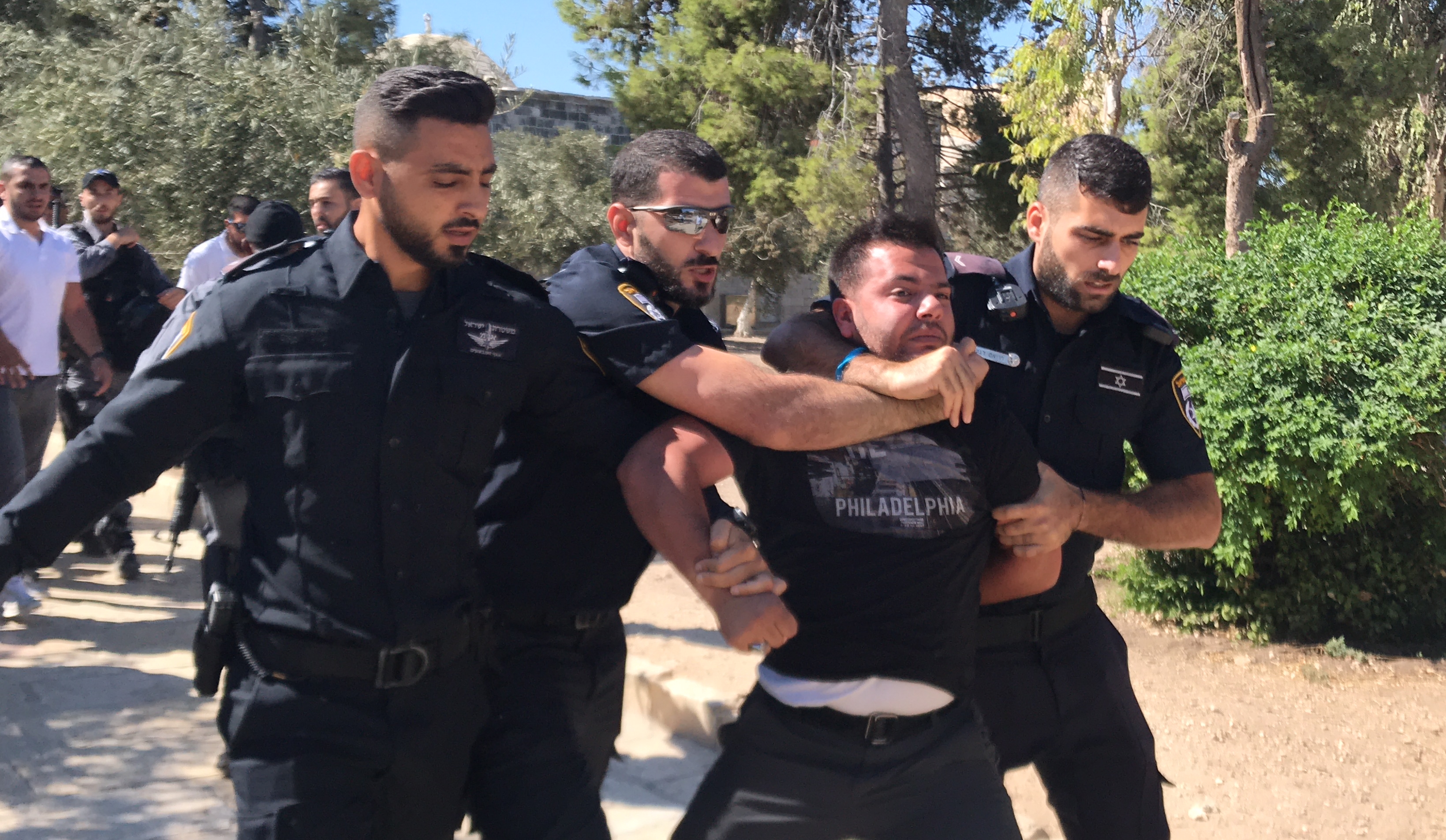 Palestine: Hundreds of Jewish settlers continue to storm Al-Aqsa