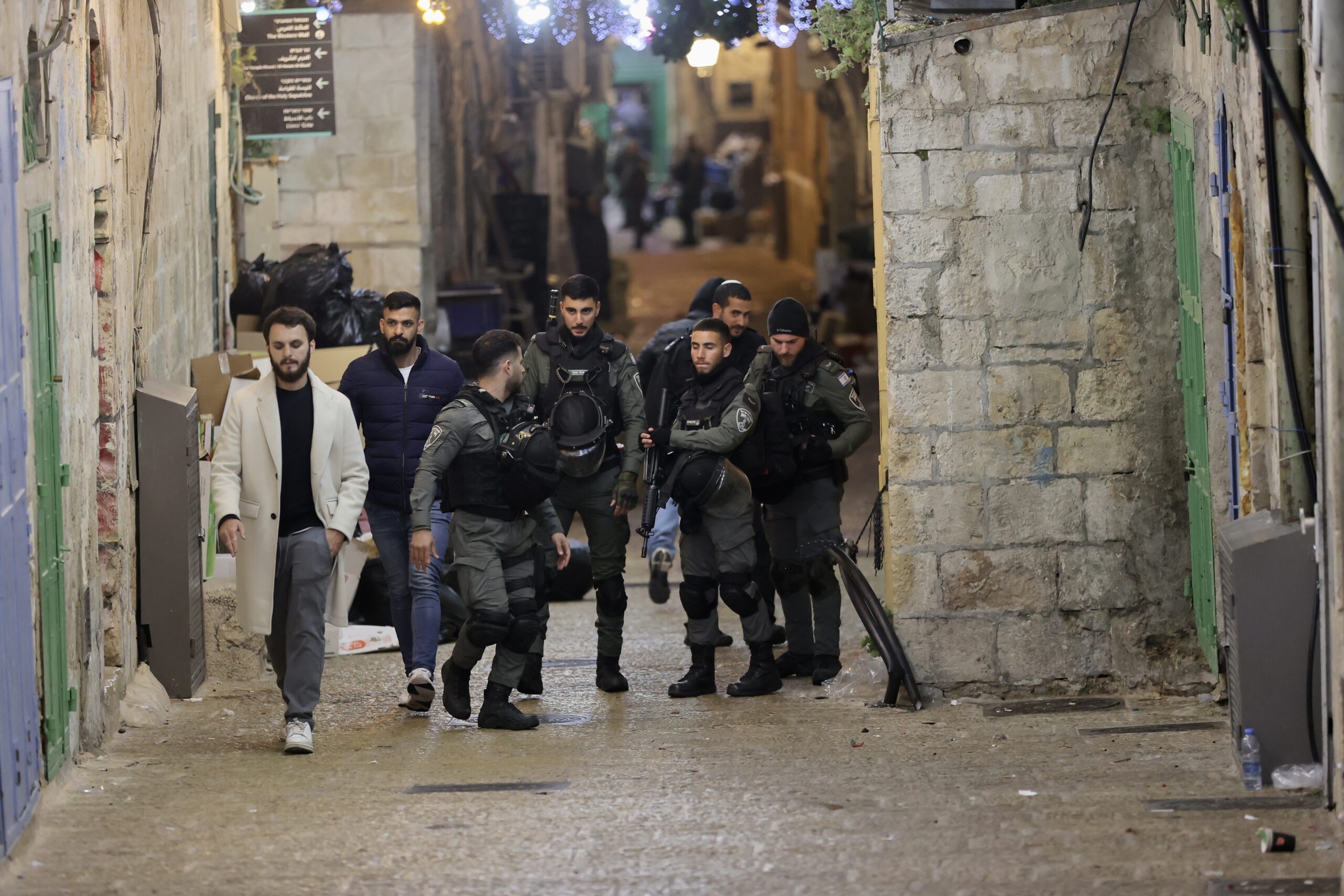 Ramadan: Israeli forces kill Palestinian at entrance to Al-Aqsa Mosque