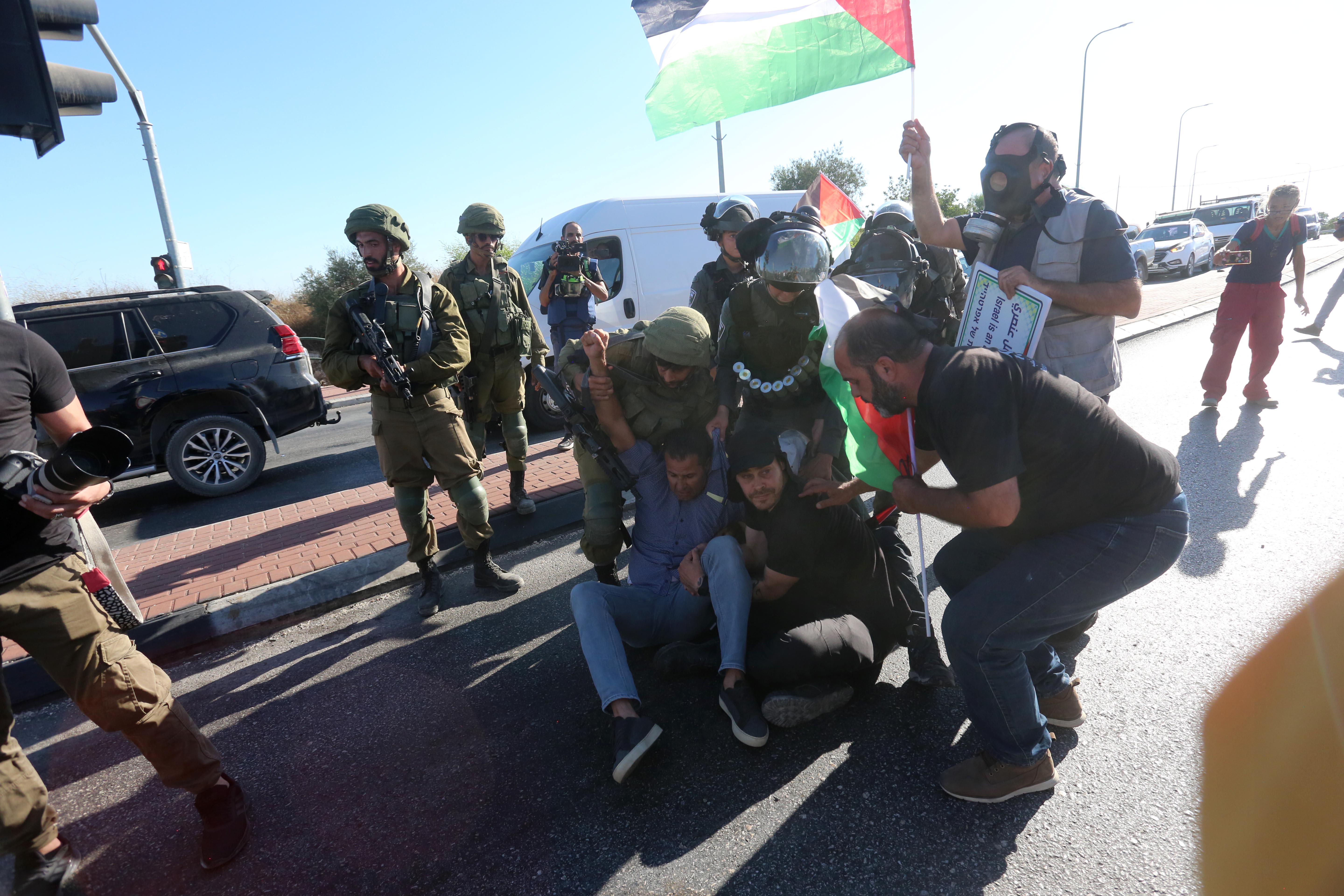 Palestine: Israeli settlers seize Palestinian home in Hebron
