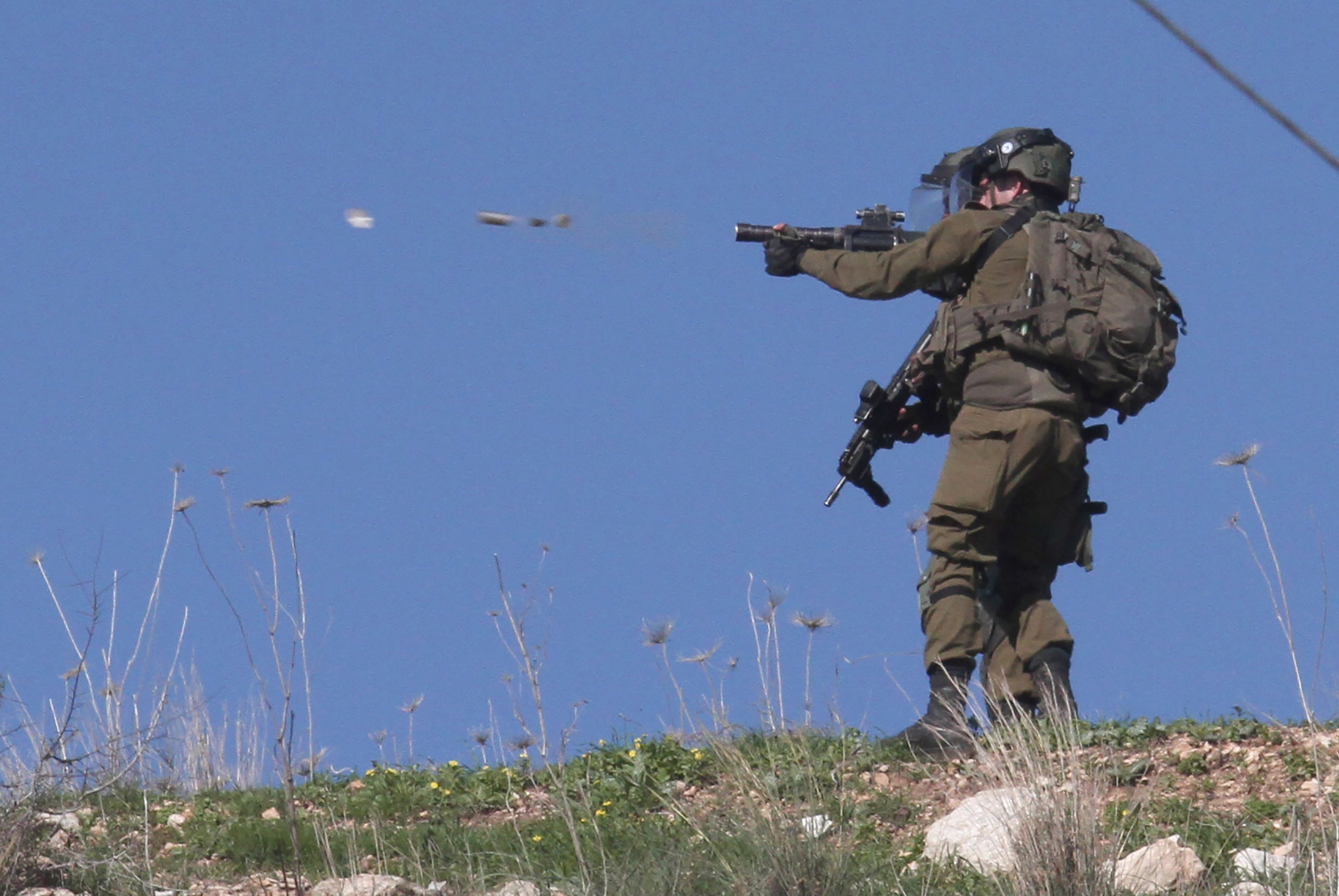 Palestine: Israeli forces raid Palestinian hospital